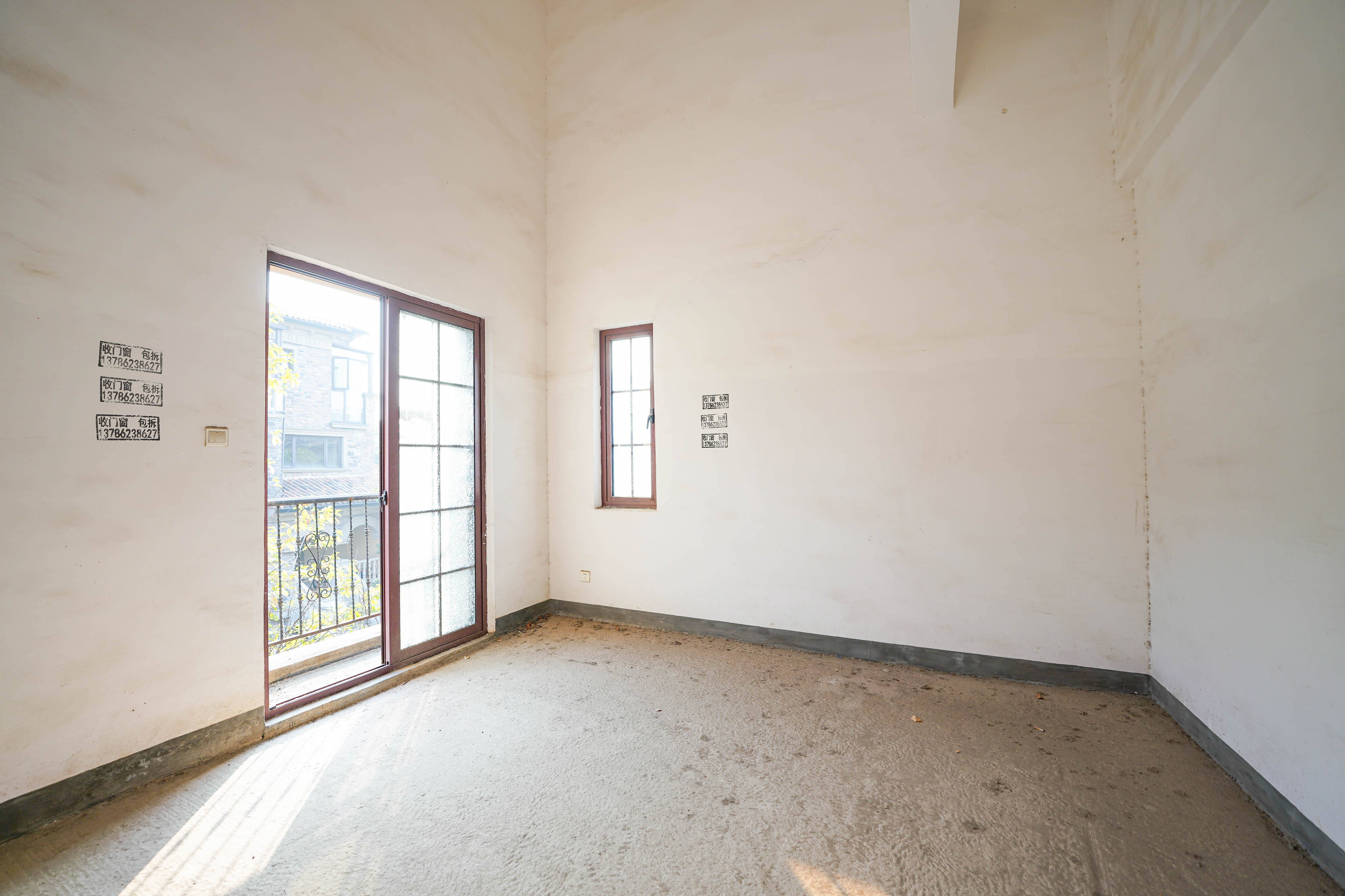 橘郡礼顿山  5室2厅3卫   650.00万卧室