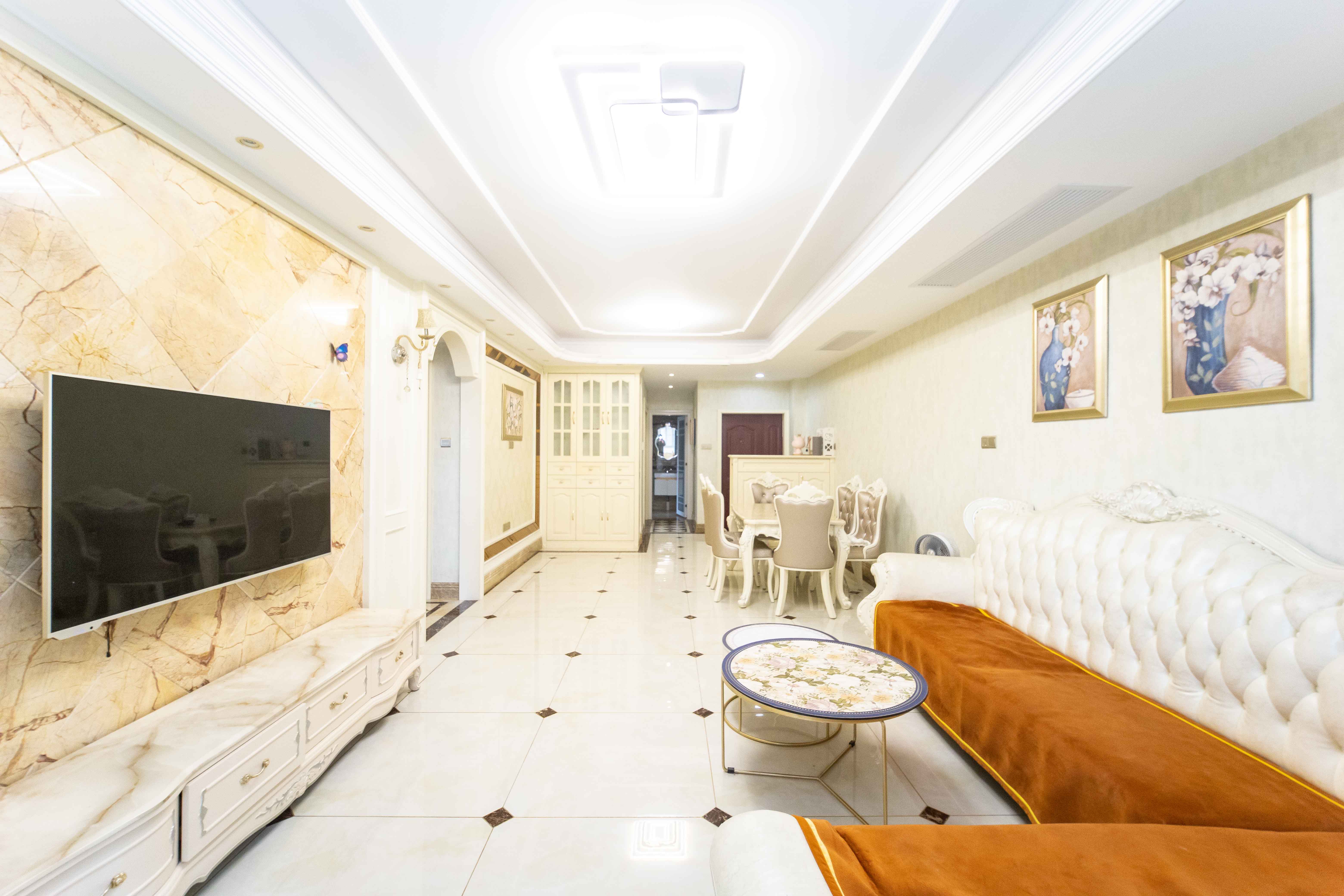 上河国际C区  3室2厅2卫    120.0万客厅