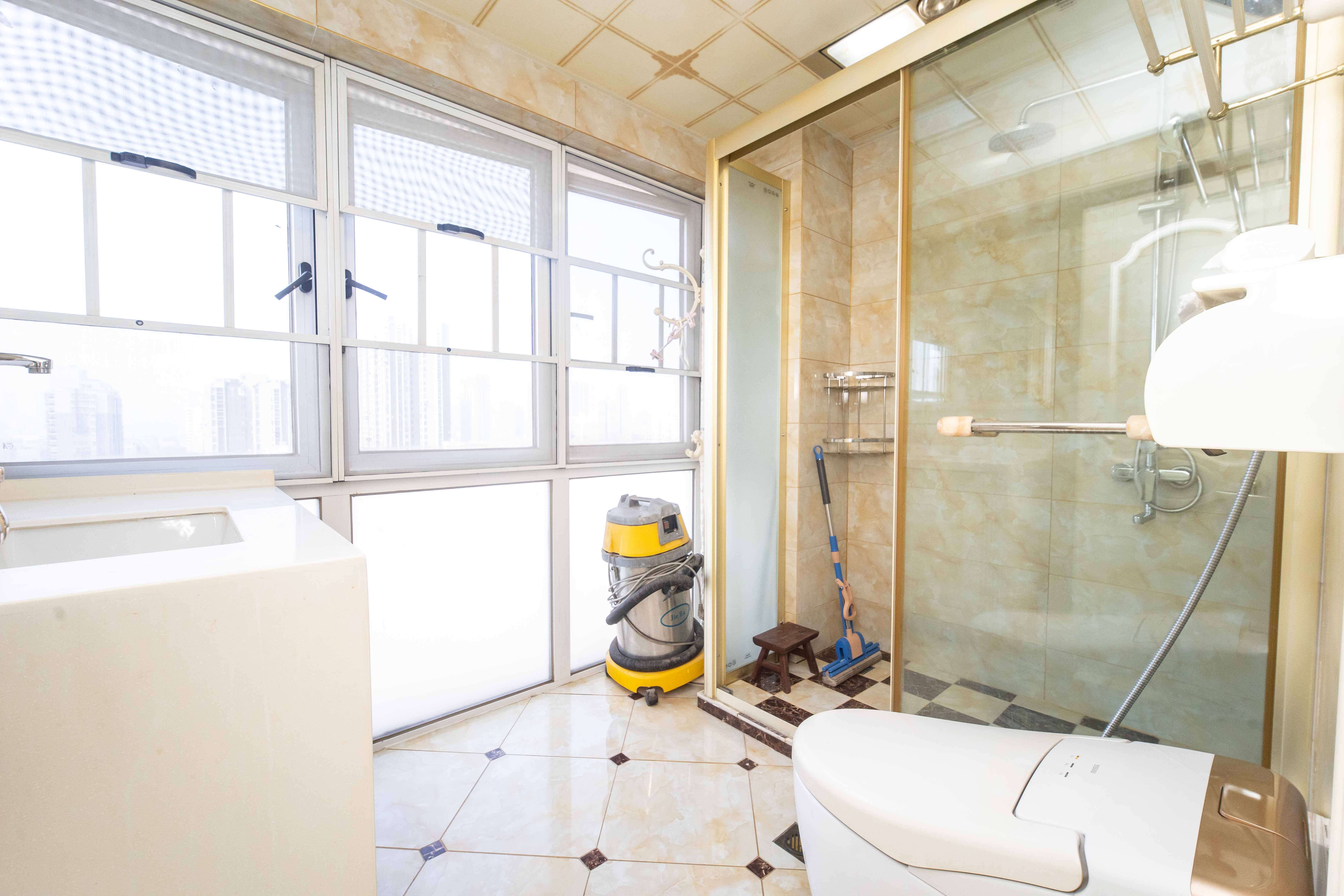 上河国际C区  3室2厅2卫    120.0万卫生间