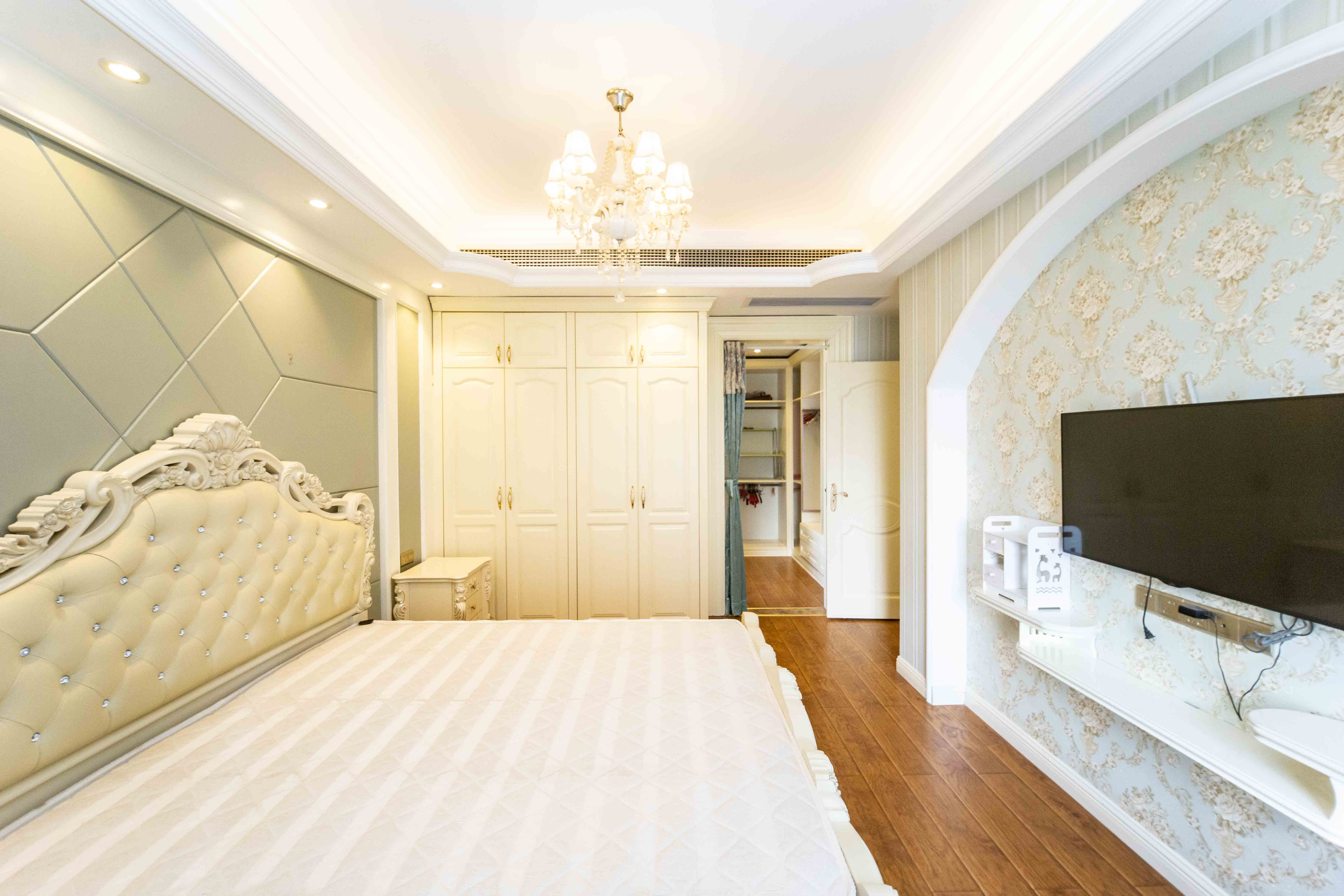 上河国际C区  3室2厅2卫    120.0万卧室