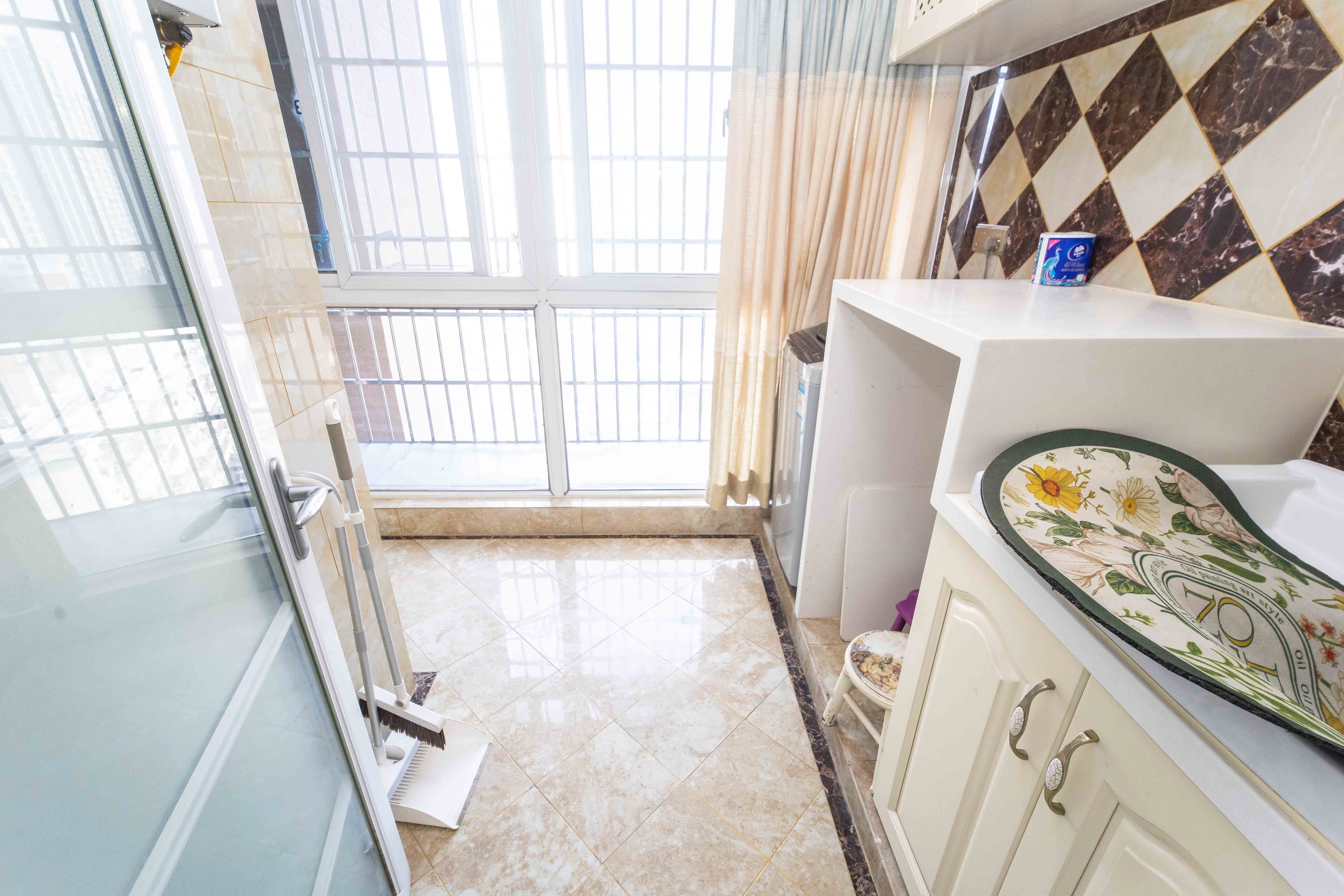 上河国际C区  3室2厅2卫    120.0万阳台