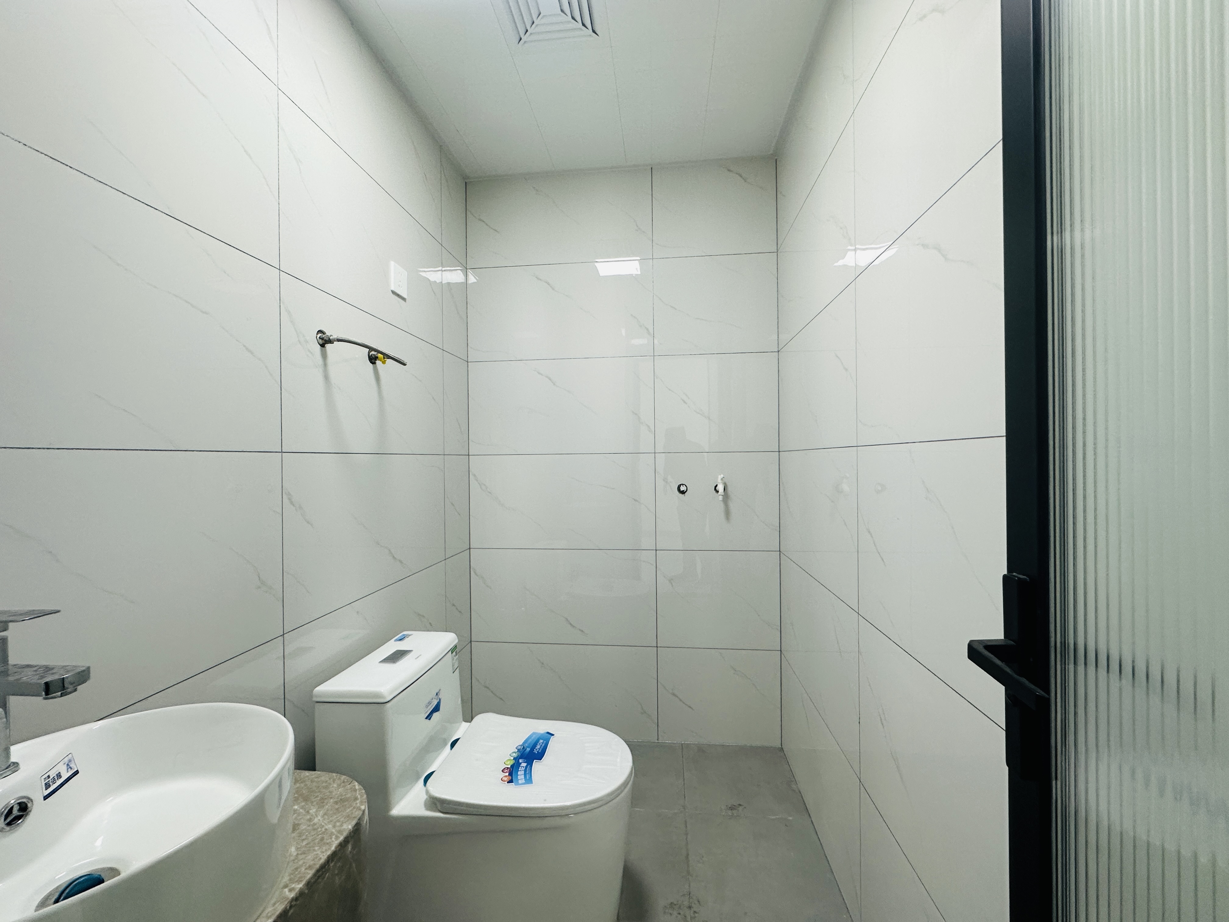 帝国大厦 2室1厅1卫 66.8万 帝国大厦 2室1厅1卫 66.8万卫生间