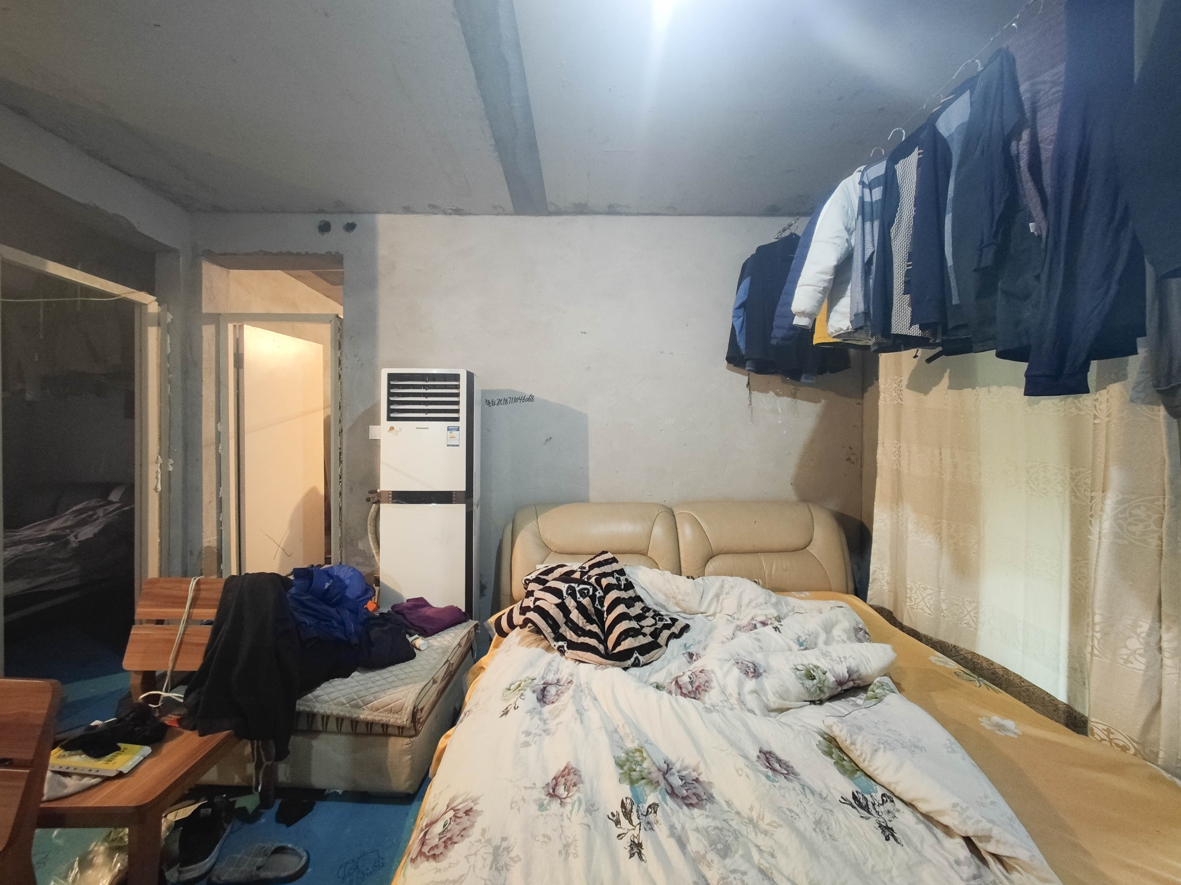 新城明昱东方  3室2厅2卫   85.00万客厅