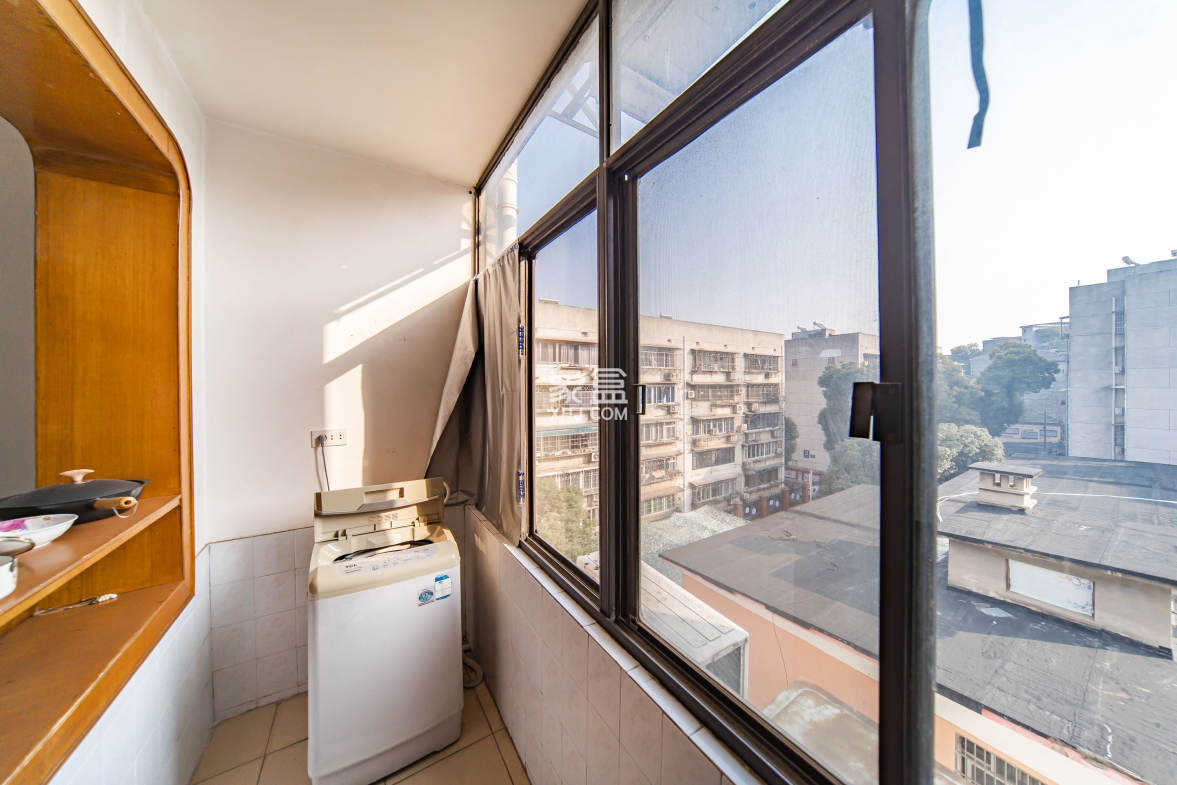 矿冶研究院(科学村社区) 3室2厅1卫 54.0万 矿冶研究院(科学村社区) 3室2厅1卫 54.0万阳台