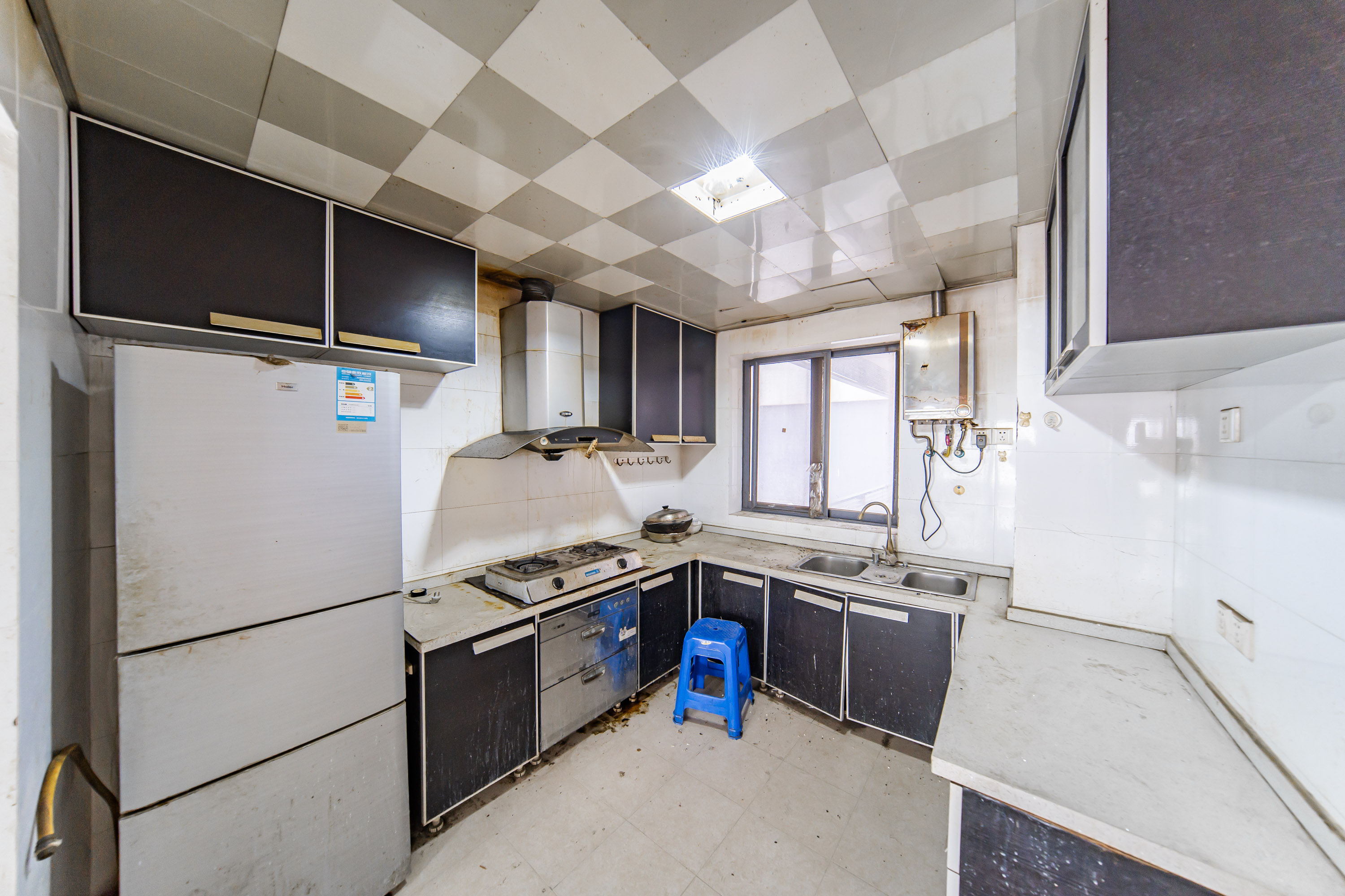 阳光100一期、四五期 3室2厅2卫 90.0万 阳光100一期、四五期 3室2厅2卫 90.0万厨房