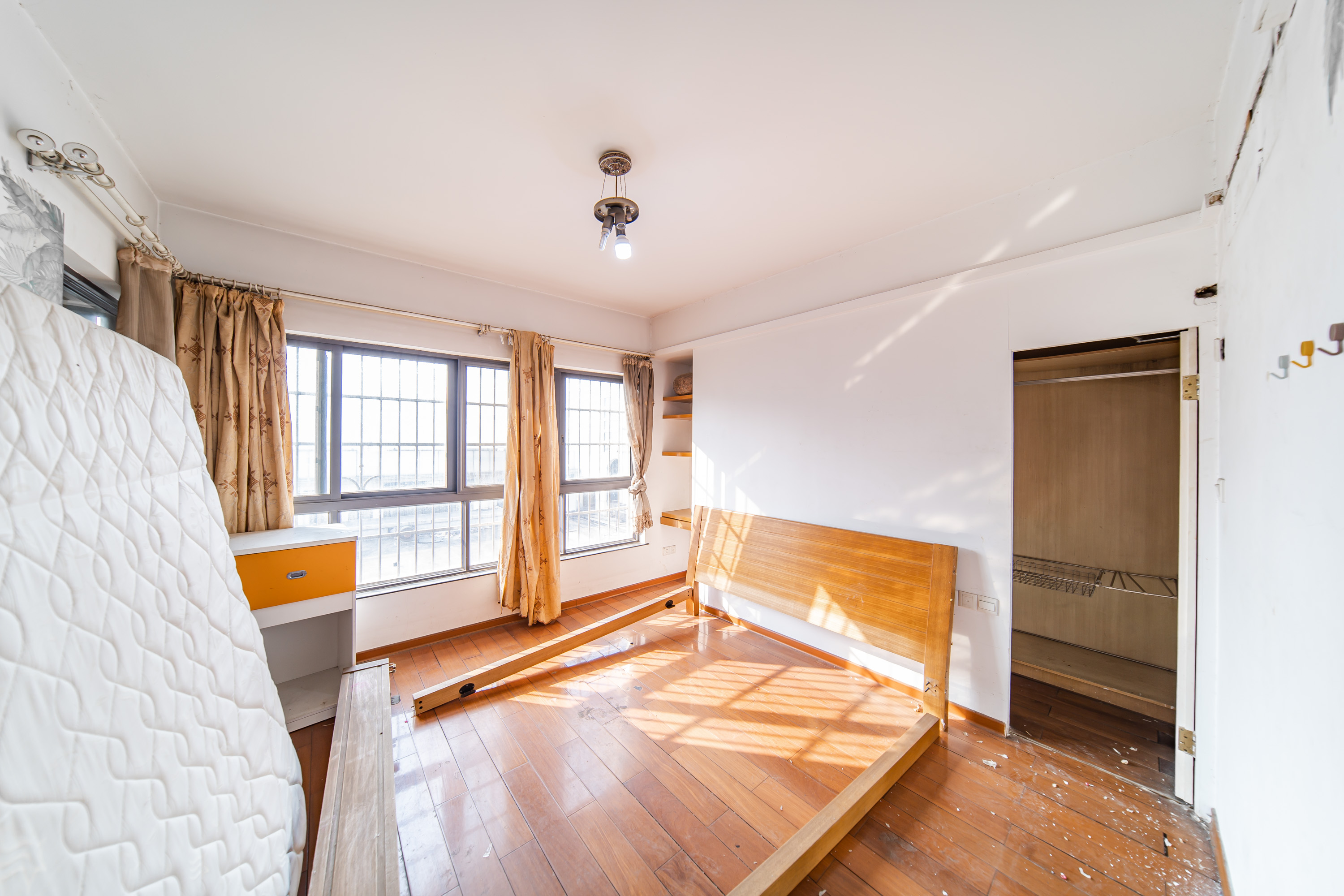 阳光100一期、四五期 3室2厅2卫 90.0万 阳光100一期、四五期 3室2厅2卫 90.0万卧室