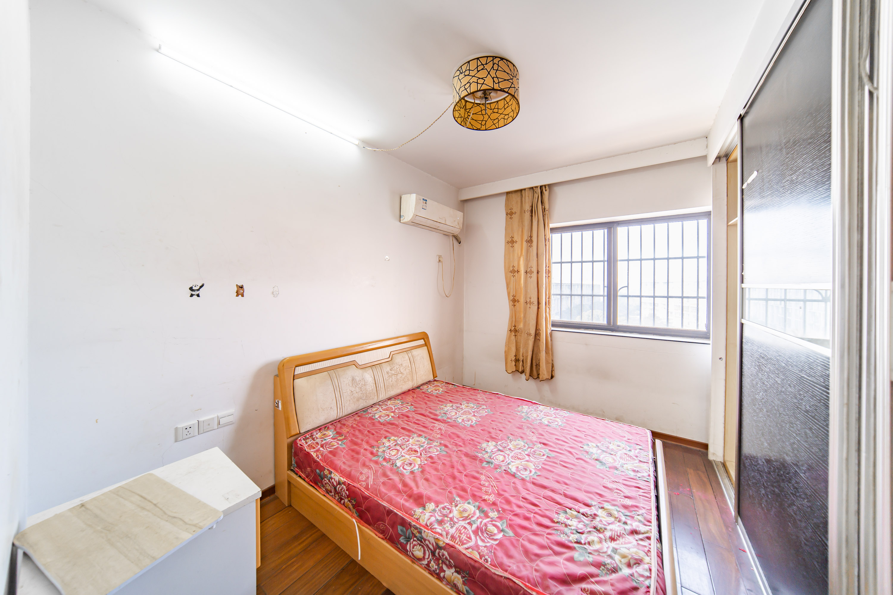 阳光100一期、四五期 3室2厅2卫 90.0万 阳光100一期、四五期 3室2厅2卫 90.0万卧室