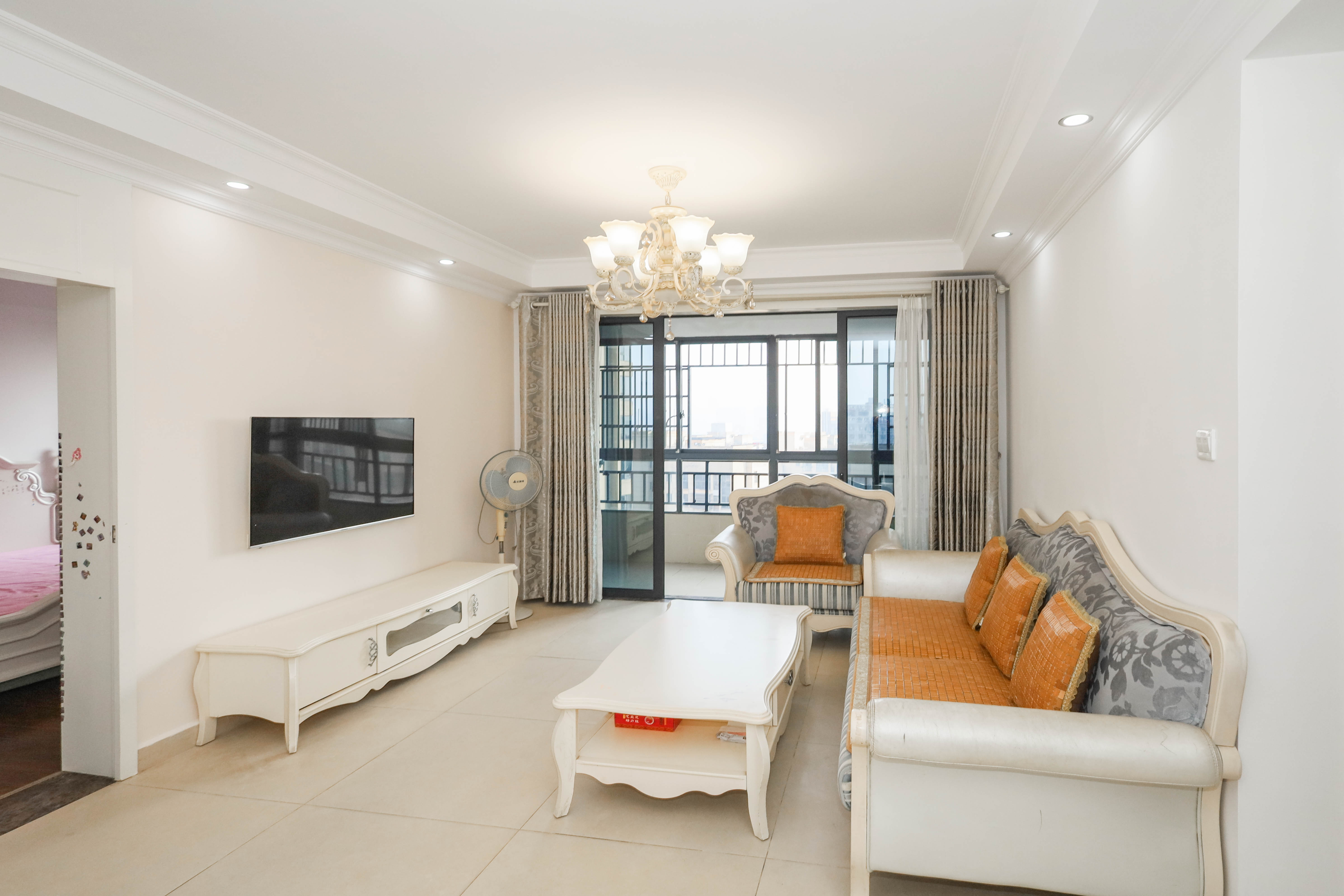 保利麓谷林语B区  3室2厅1卫    106.0万 保利麓谷林语B区  3室2厅1卫    106.0万客厅