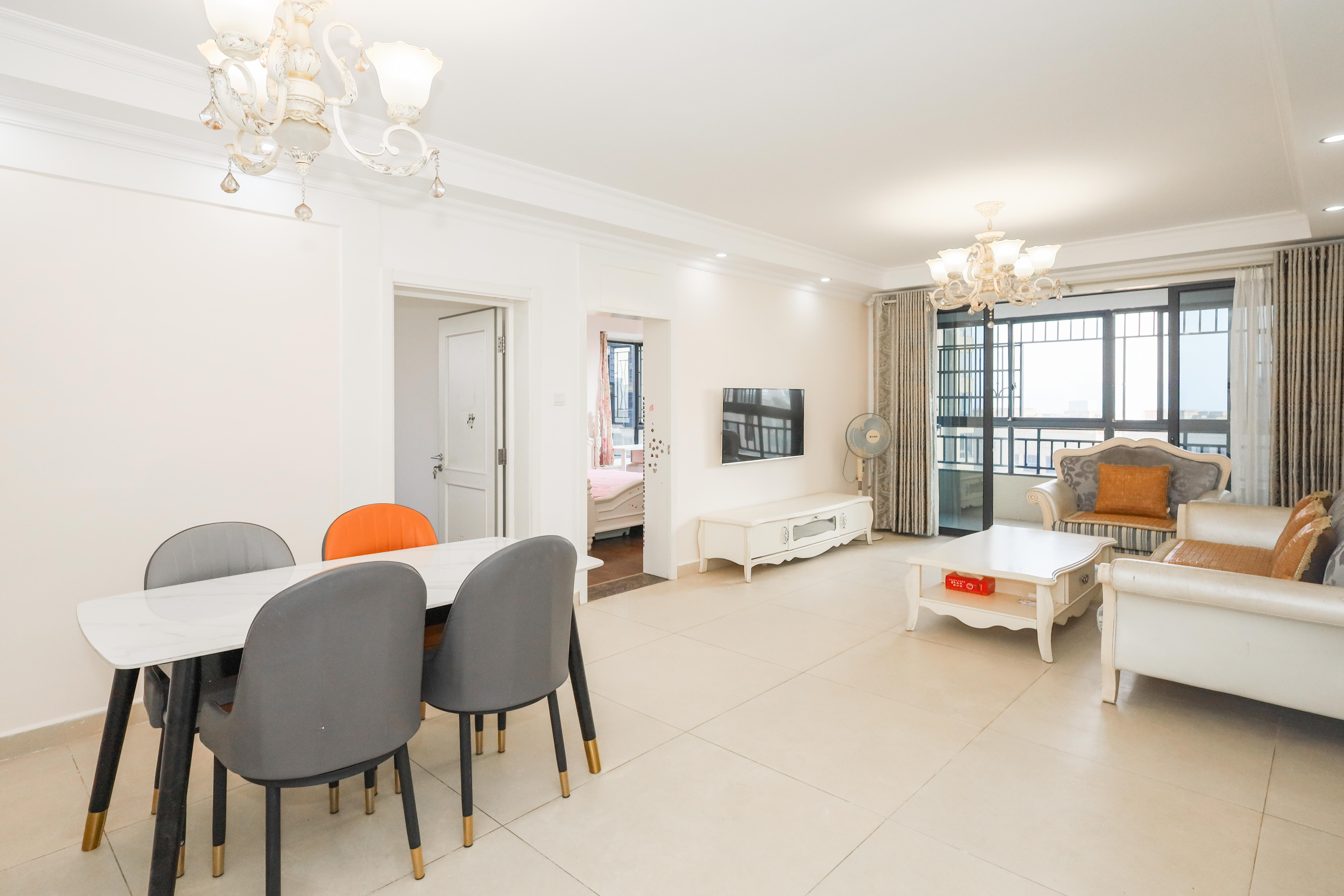 保利麓谷林语B区  3室2厅1卫    106.0万 保利麓谷林语B区  3室2厅1卫    106.0万客厅