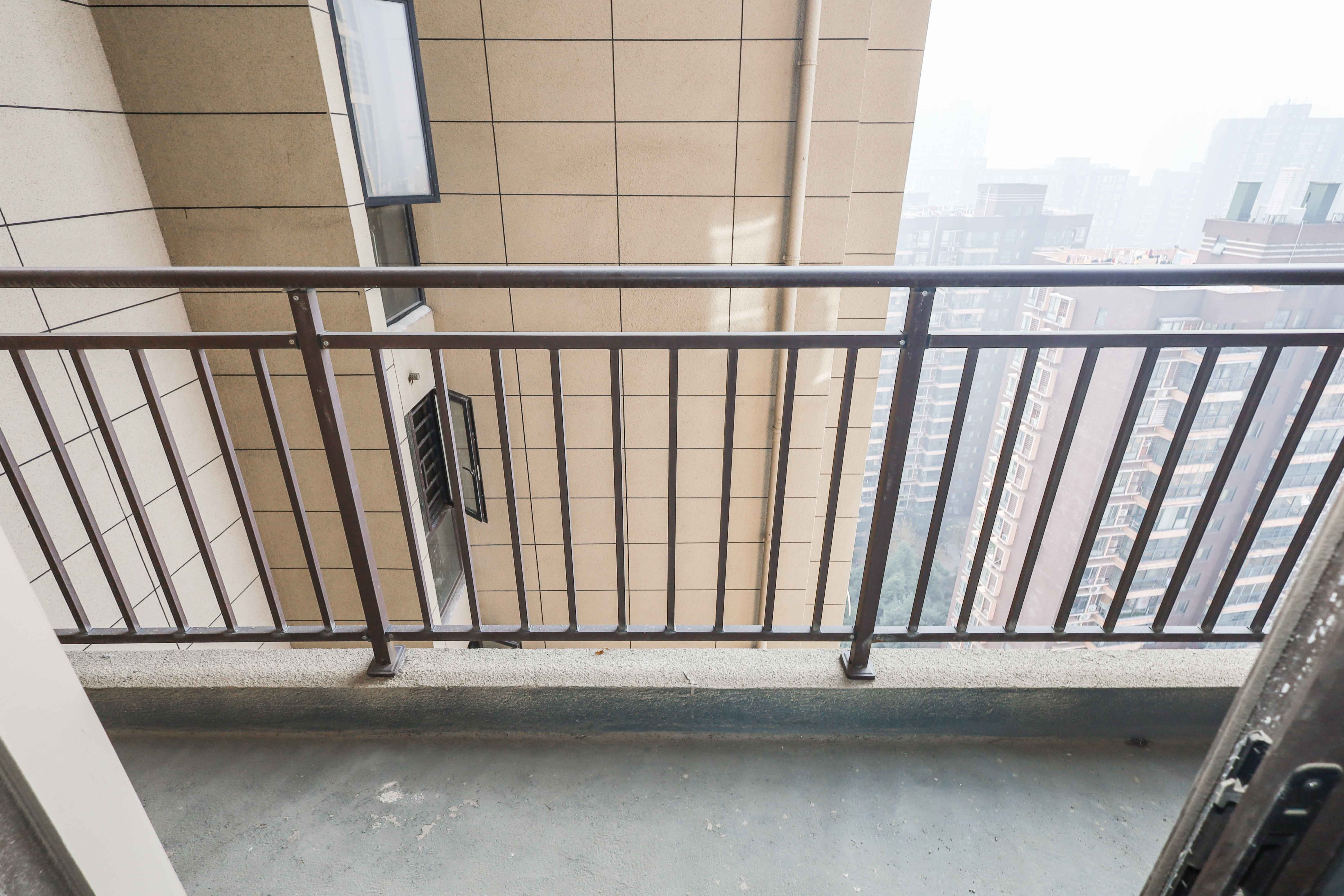 梅溪盛荟  4室2厅2卫   160.00万阳台