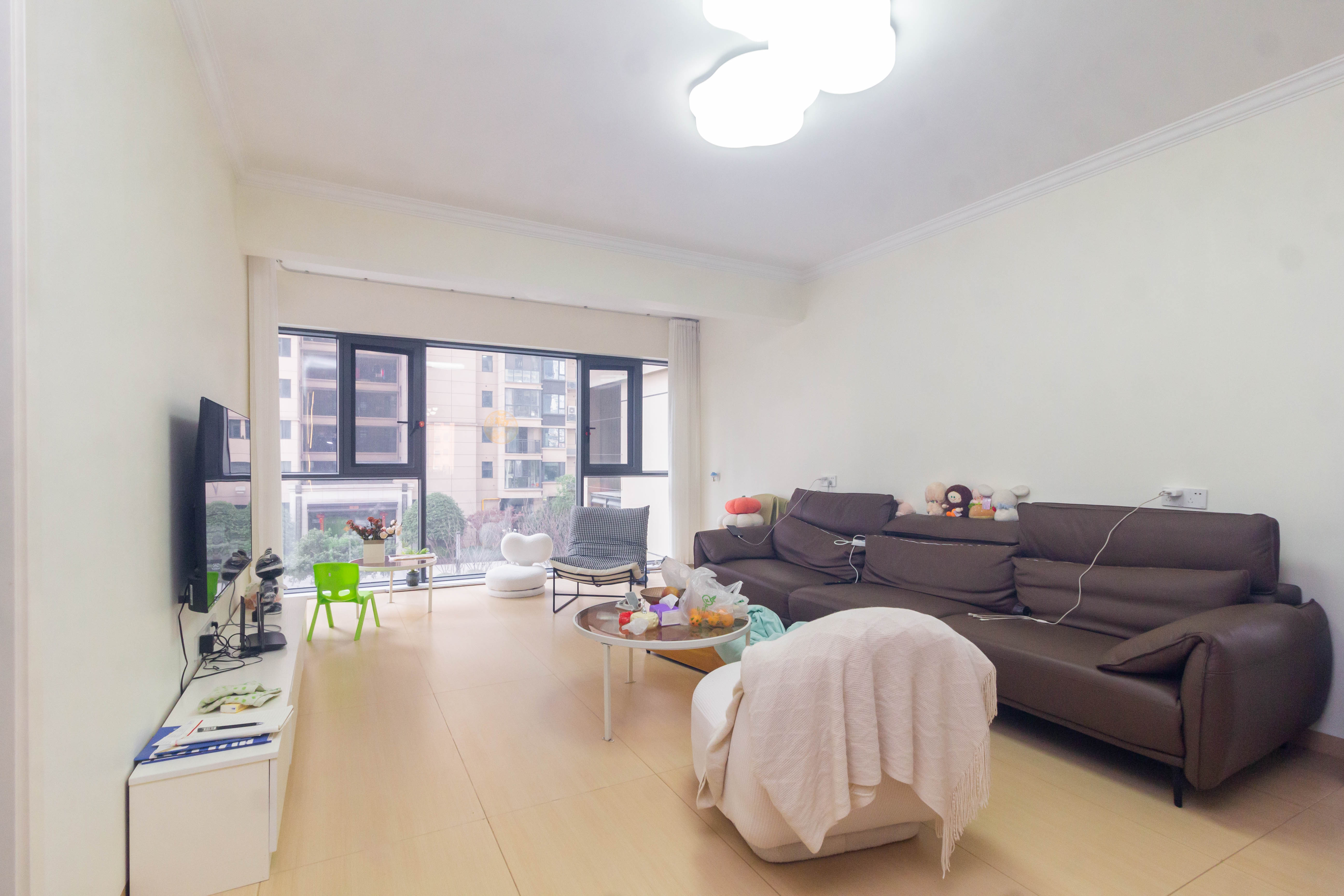 日盛湖湘花苑  3室2厅2卫    94.8万 日盛湖湘花苑  3室2厅2卫    94.8万客厅