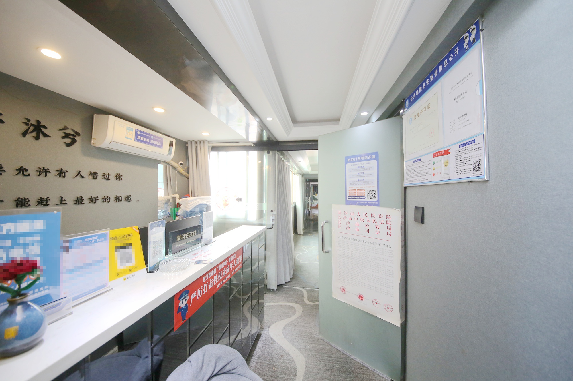 永安宝苑大厦  4室2厅2卫   180.00万客厅