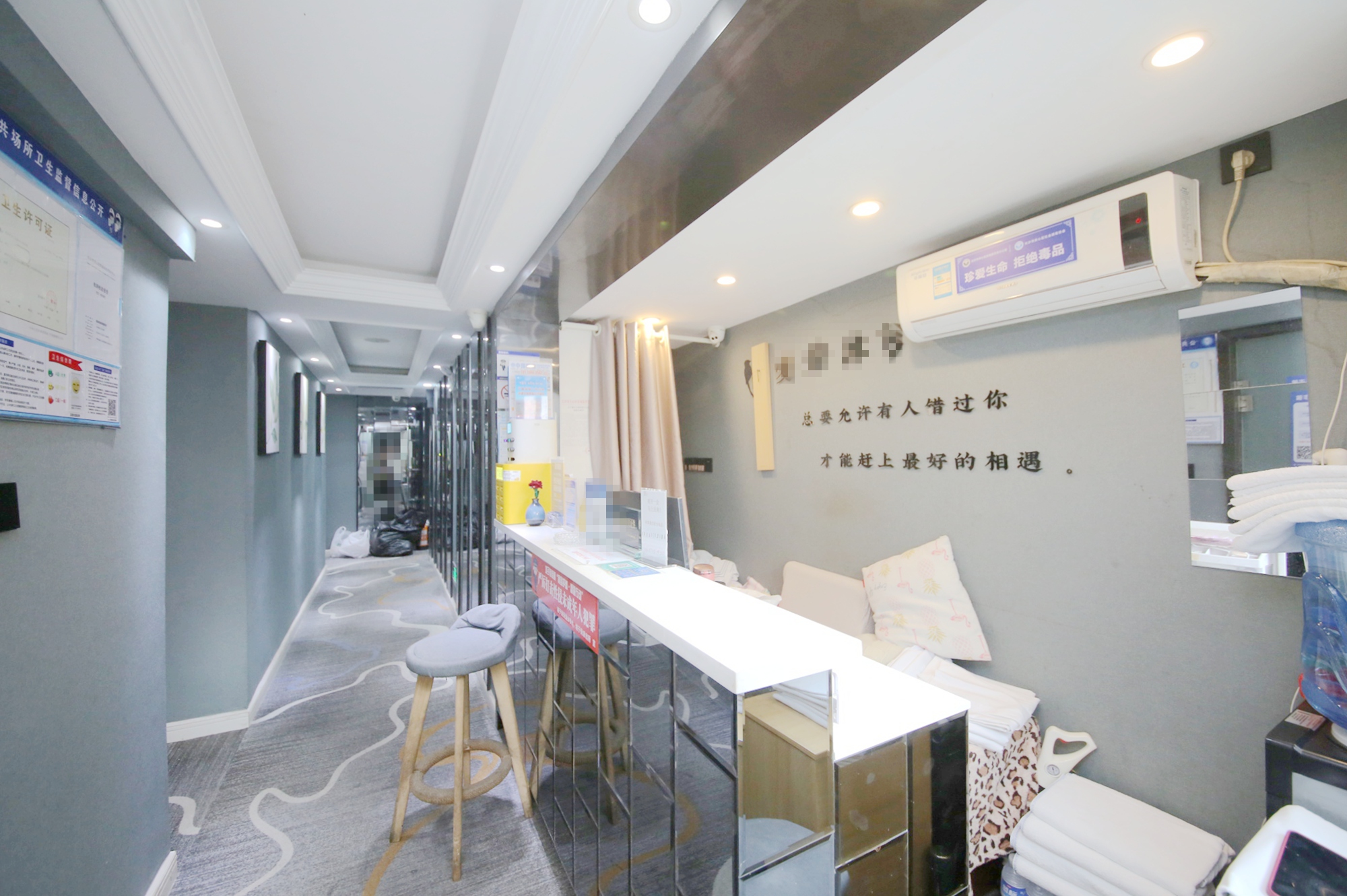 永安宝苑大厦  4室2厅2卫   180.00万客厅