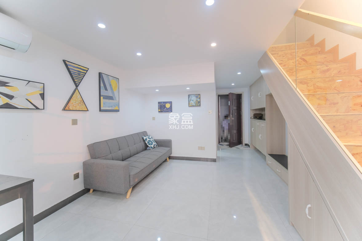 艾美潇湘  2室1厅1卫    26.8万 艾美潇湘  2室1厅1卫    26.8万客厅