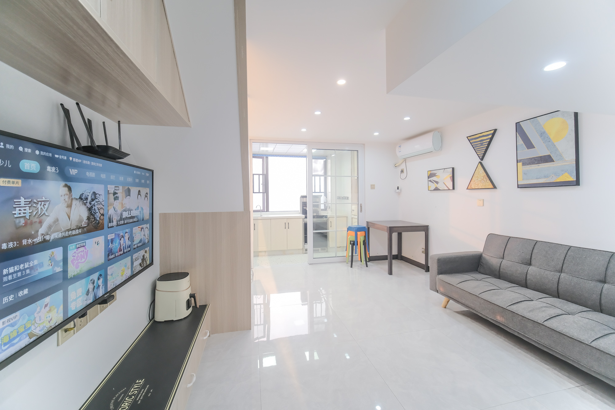 艾美潇湘  2室1厅1卫    26.8万 艾美潇湘  2室1厅1卫    26.8万客厅