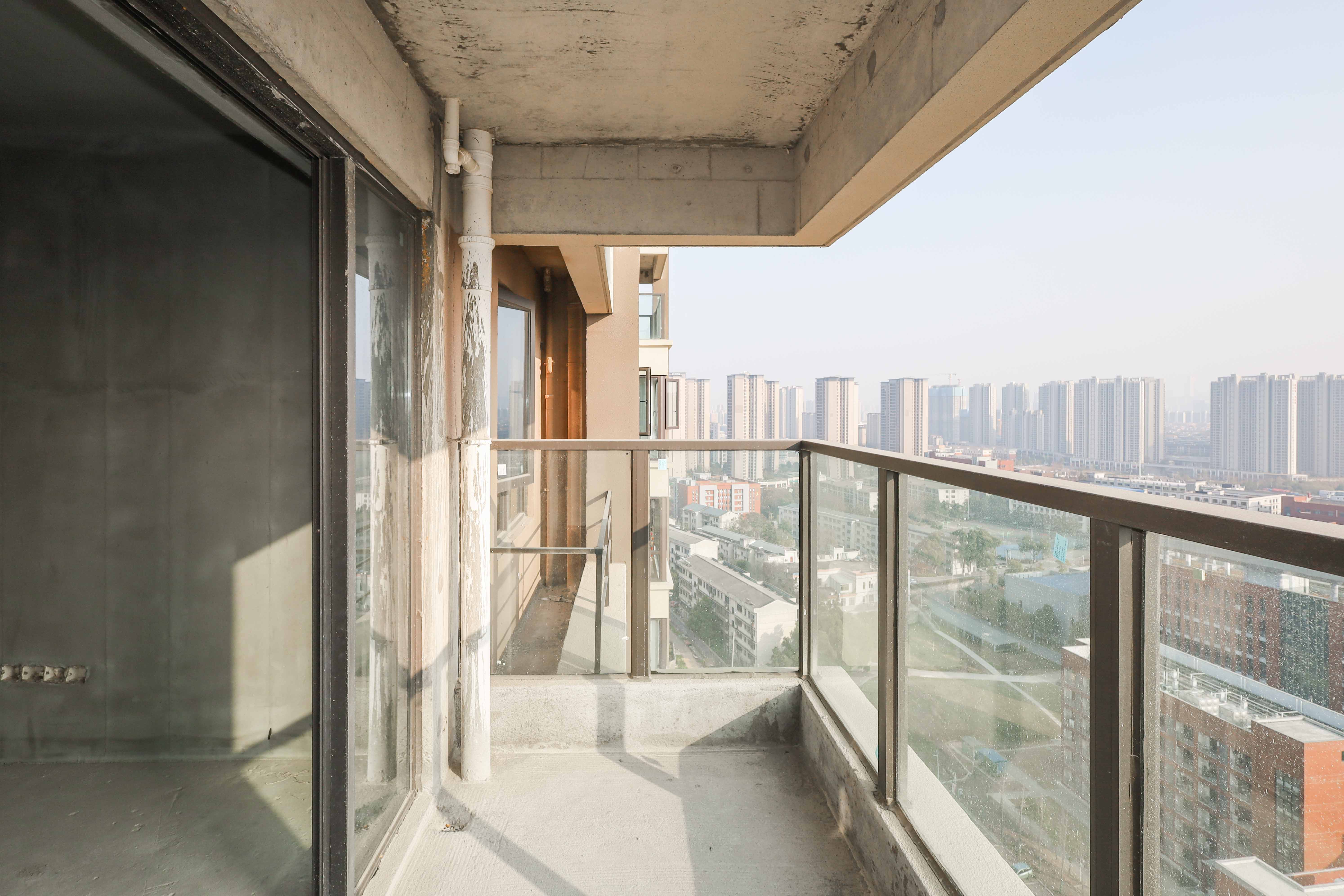 汉唐世家二期 3室2厅2卫 68.0万 汉唐世家二期 3室2厅2卫 68.0万阳台