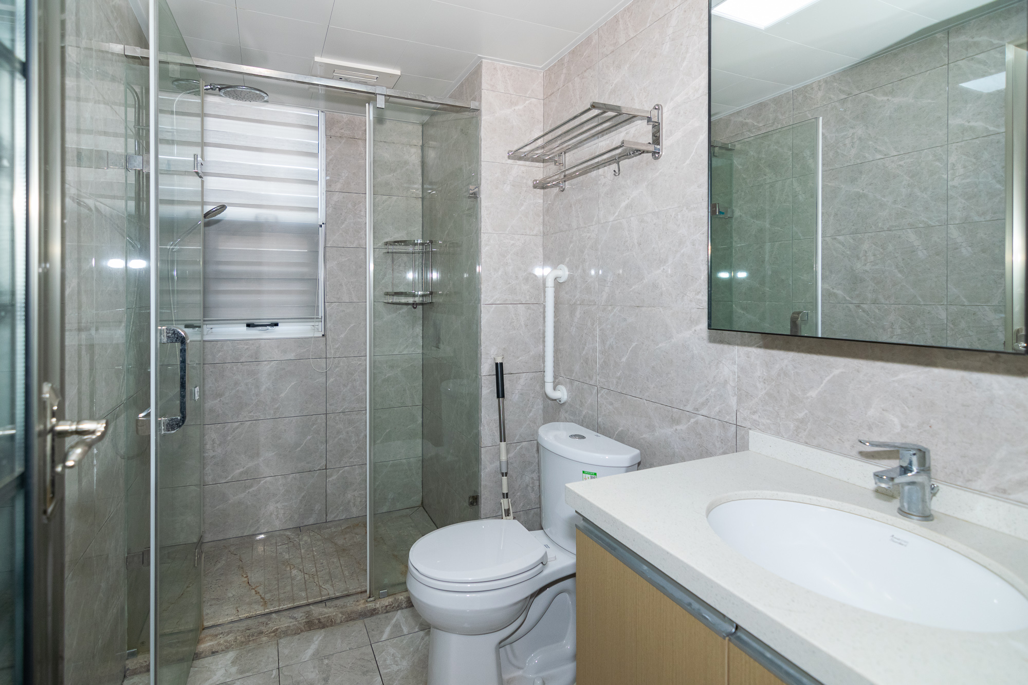 新华联梦想城  4室2厅2卫    115.0万卫生间