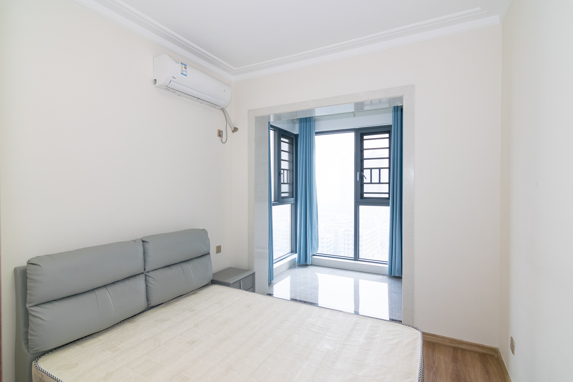 新华联梦想城  4室2厅2卫    115.0万卧室