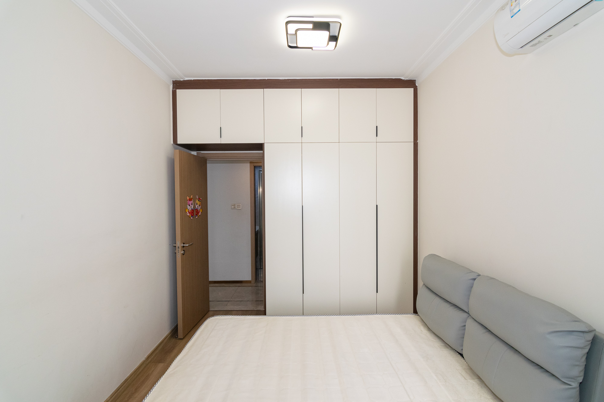 新华联梦想城  4室2厅2卫    115.0万卧室