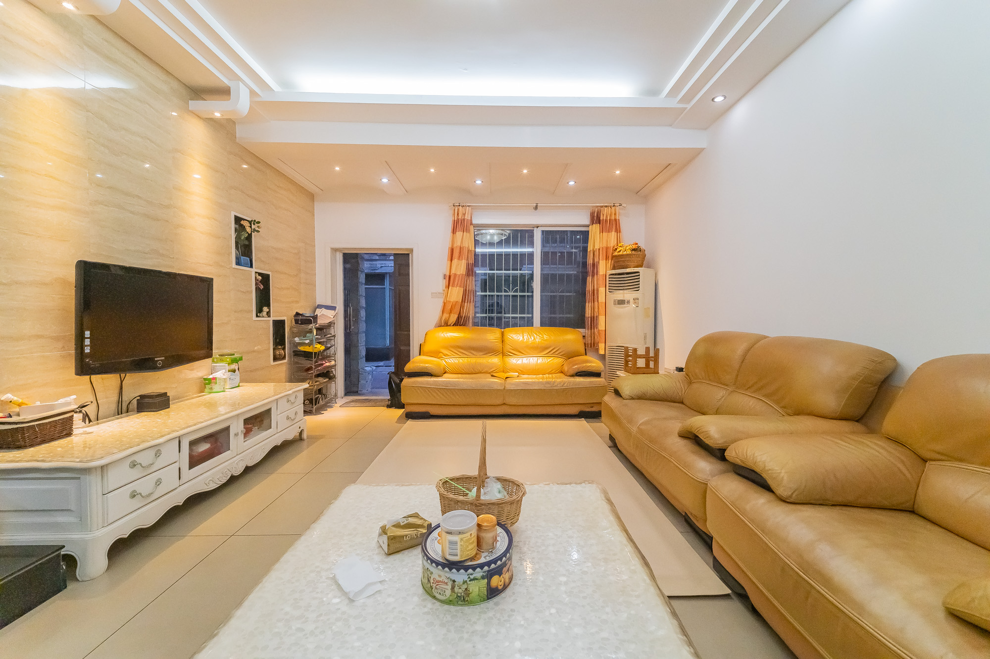 幸福里(幸福里一期) 6室2厅2卫 199.0万 幸福里(幸福里一期) 6室2厅2卫 199.0万客厅