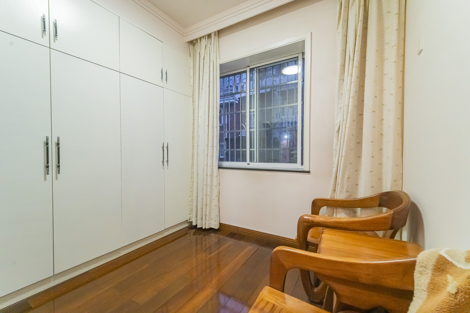 幸福里(幸福里一期) 6室2厅2卫 199.0万 幸福里(幸福里一期) 6室2厅2卫 199.0万卧室