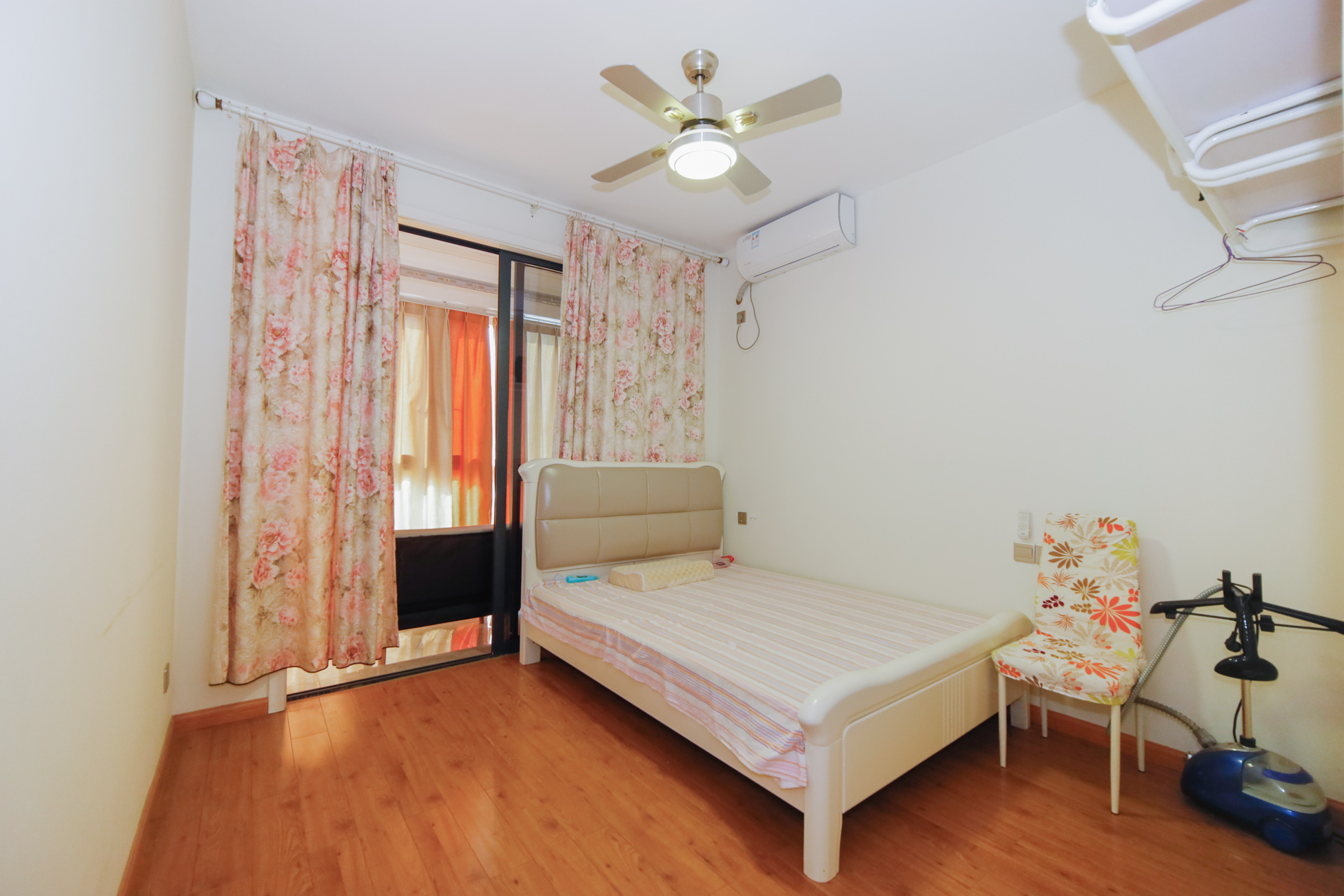 红星怡景苑(红星臻和苑)  2室2厅2卫    70.0万 红星怡景苑(红星臻和苑)  2室2厅2卫    70.0万卧室