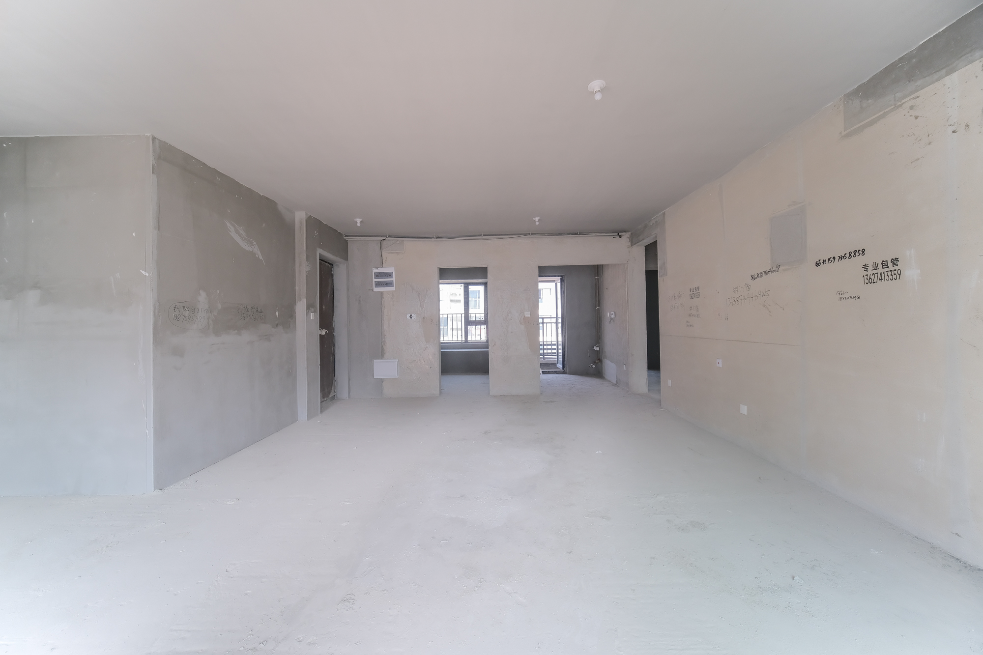 爱情天骄府  3室2厅2卫    99.8万客厅