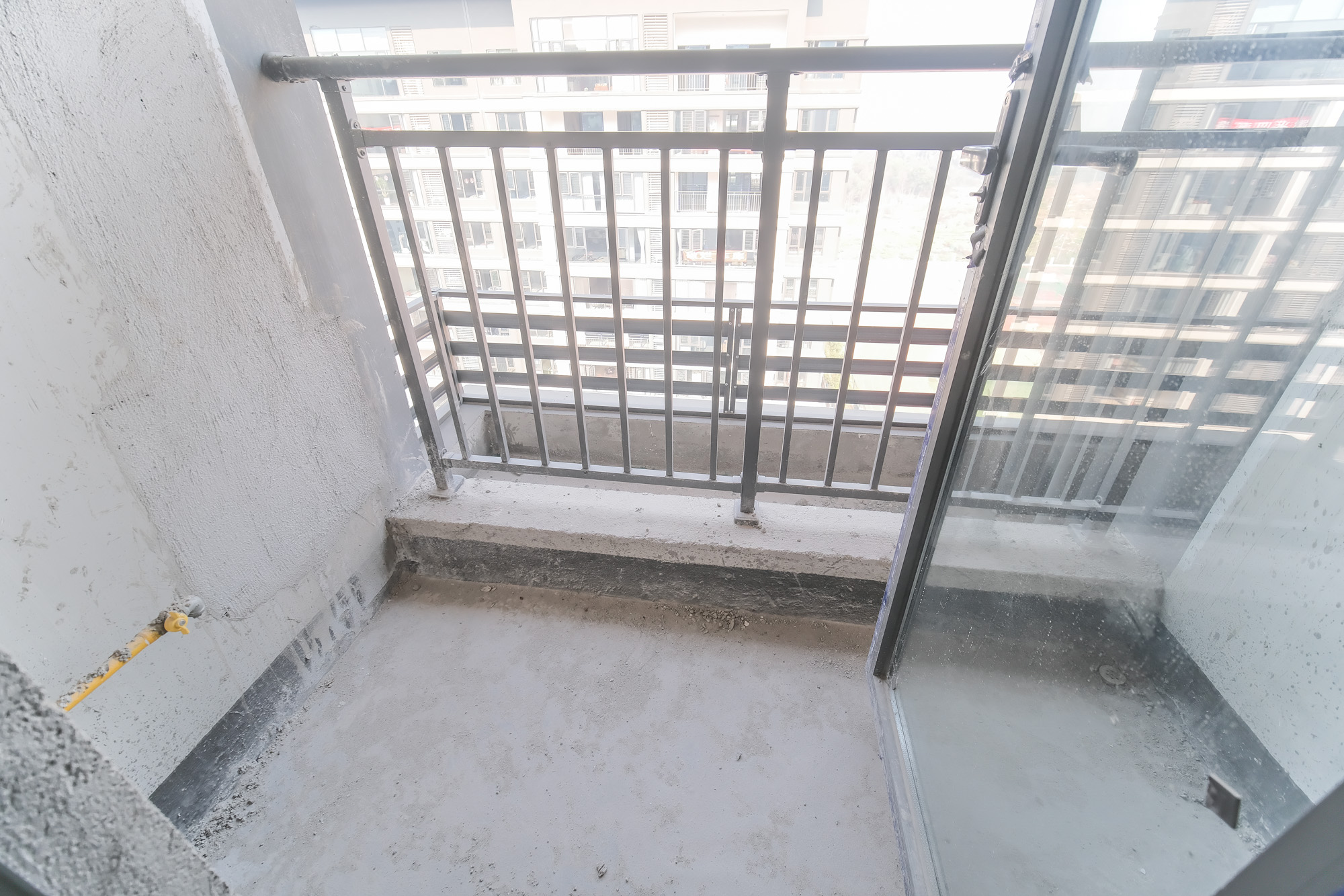 爱情天骄府  3室2厅2卫    99.8万阳台