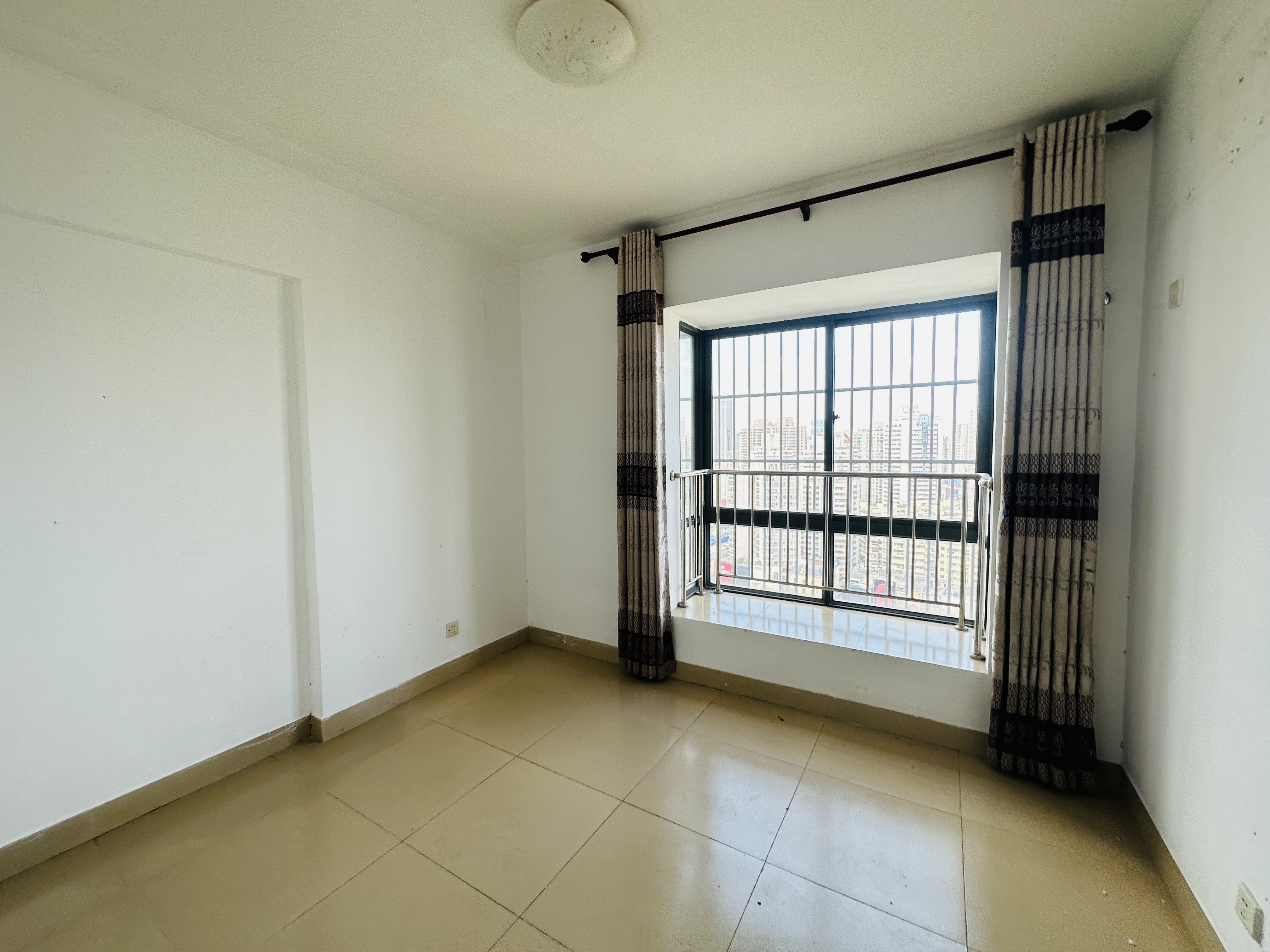 金海广场 3室2厅2卫 148.0万 金海广场 3室2厅2卫 148.0万卧室