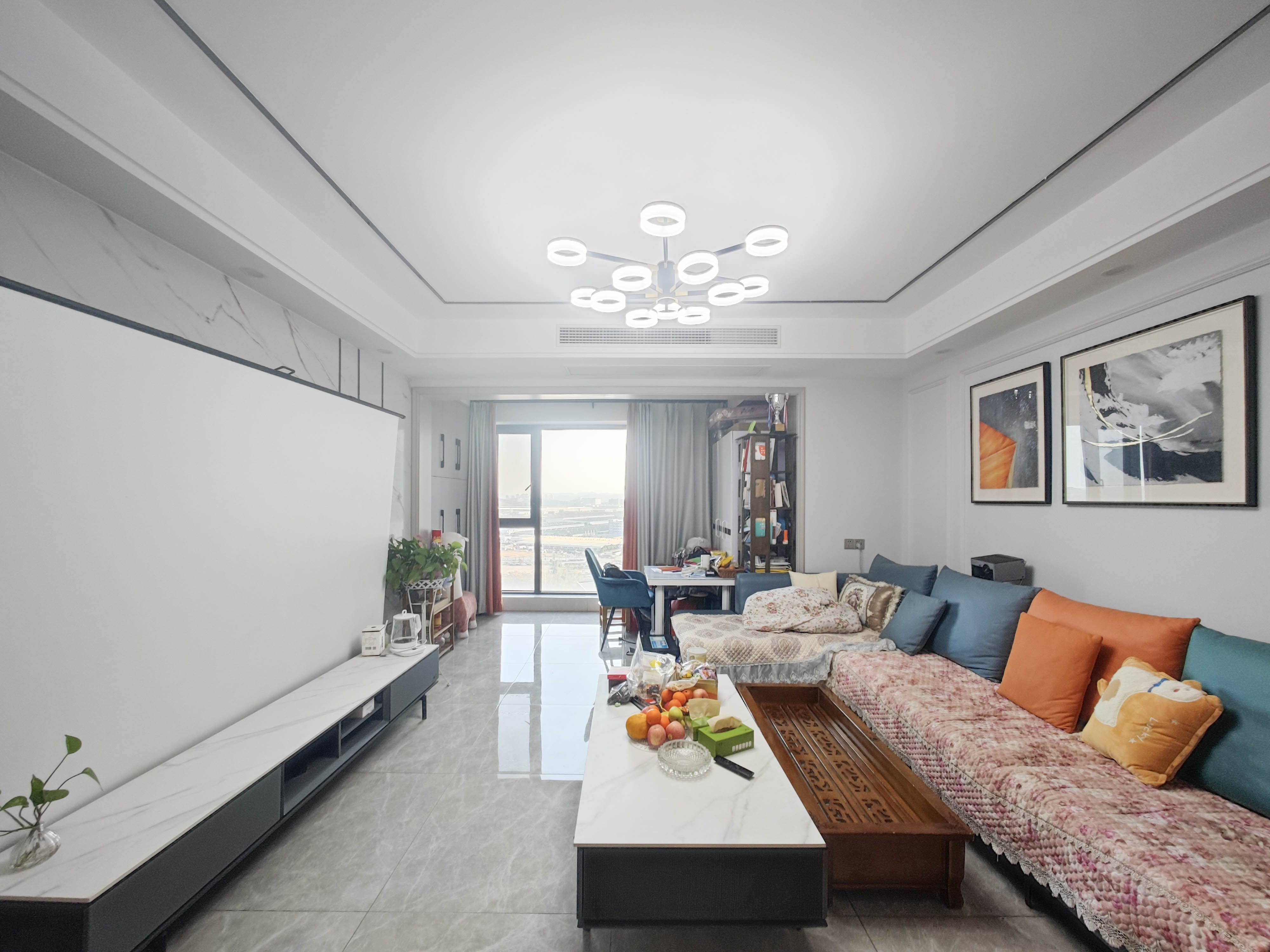 中建嘉和城  4室2厅2卫    132.0万客厅