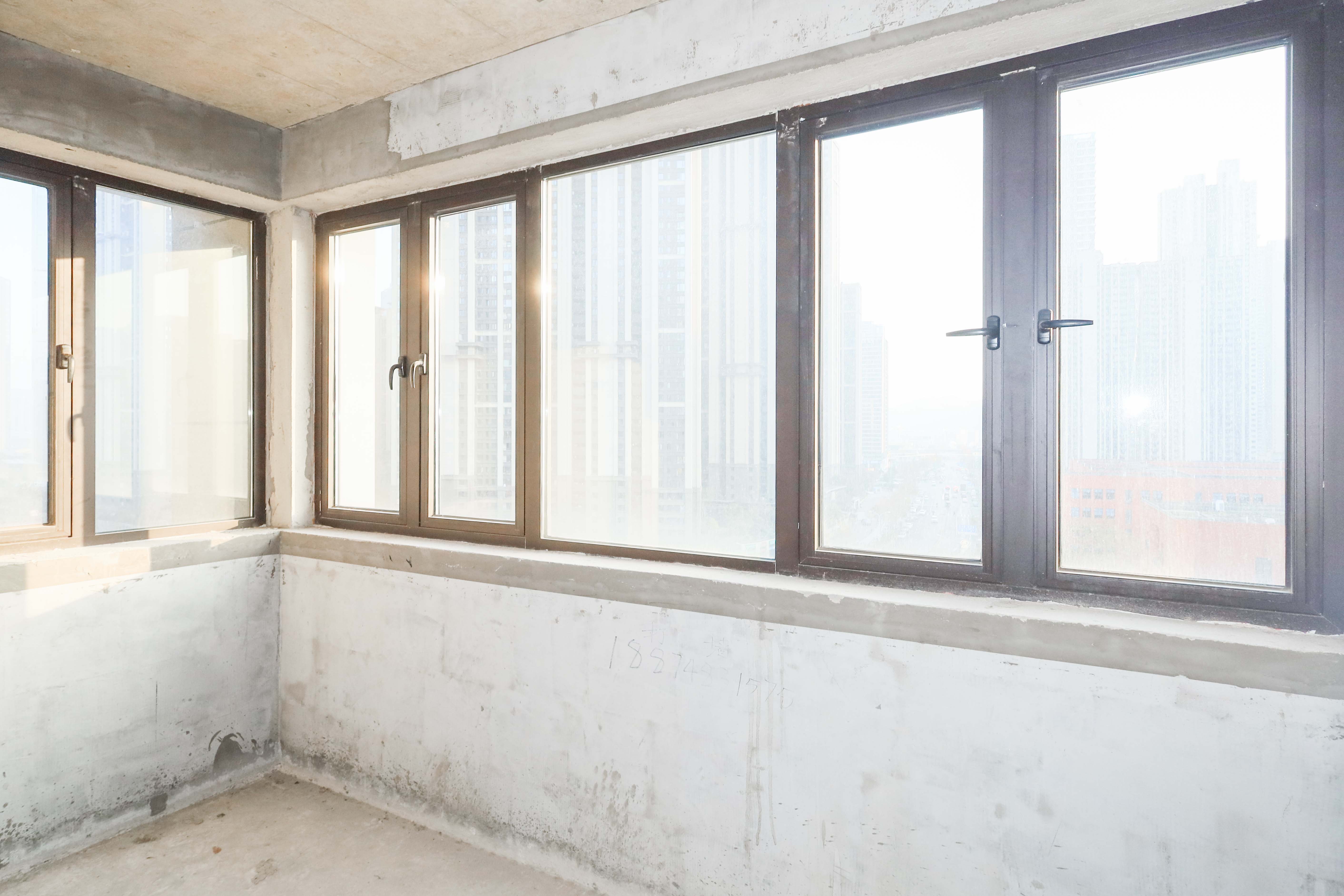 中国铁建梅溪青秀三期  3室2厅2卫   135.00万阳台