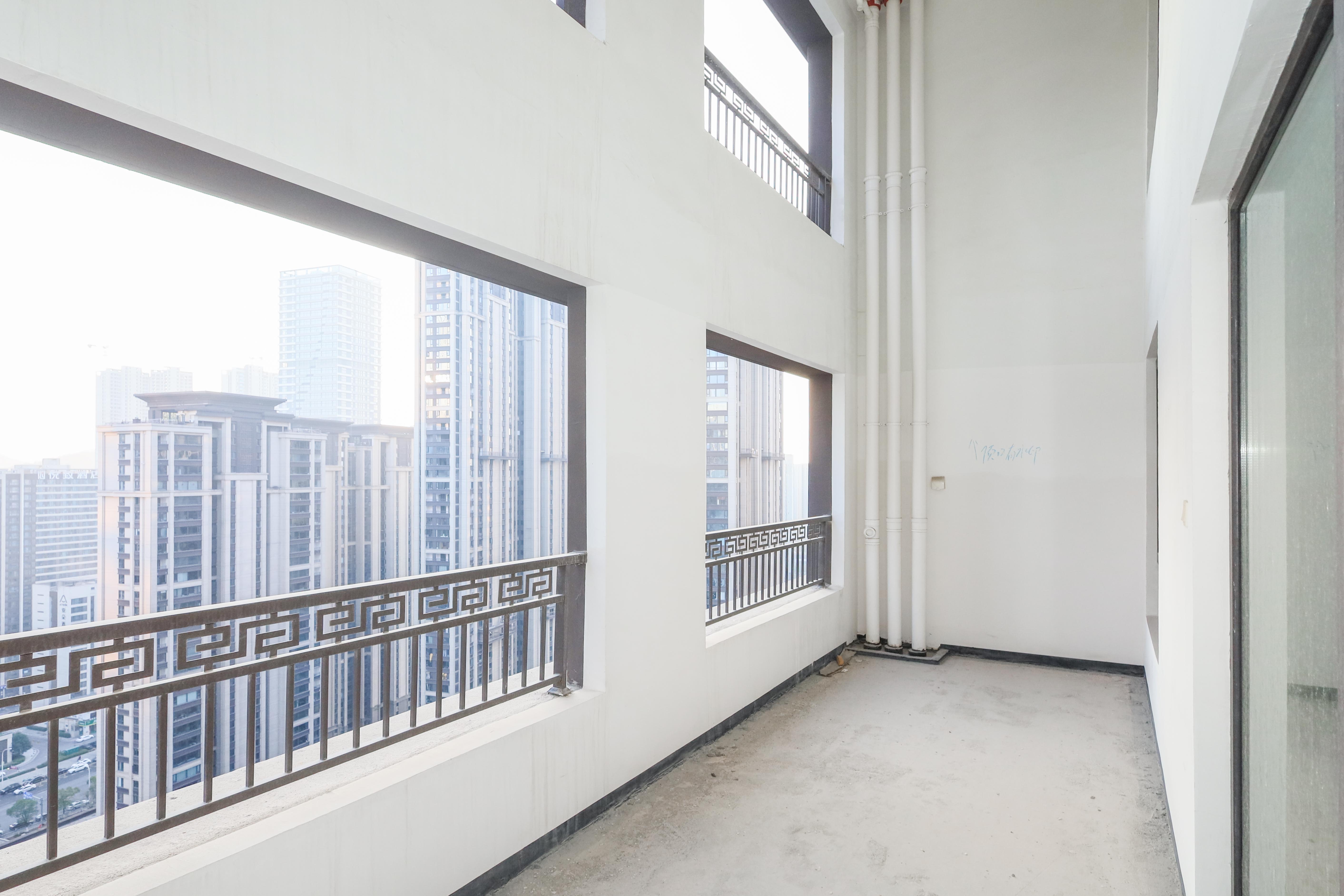 建发央著  4室2厅2卫   318.00万阳台