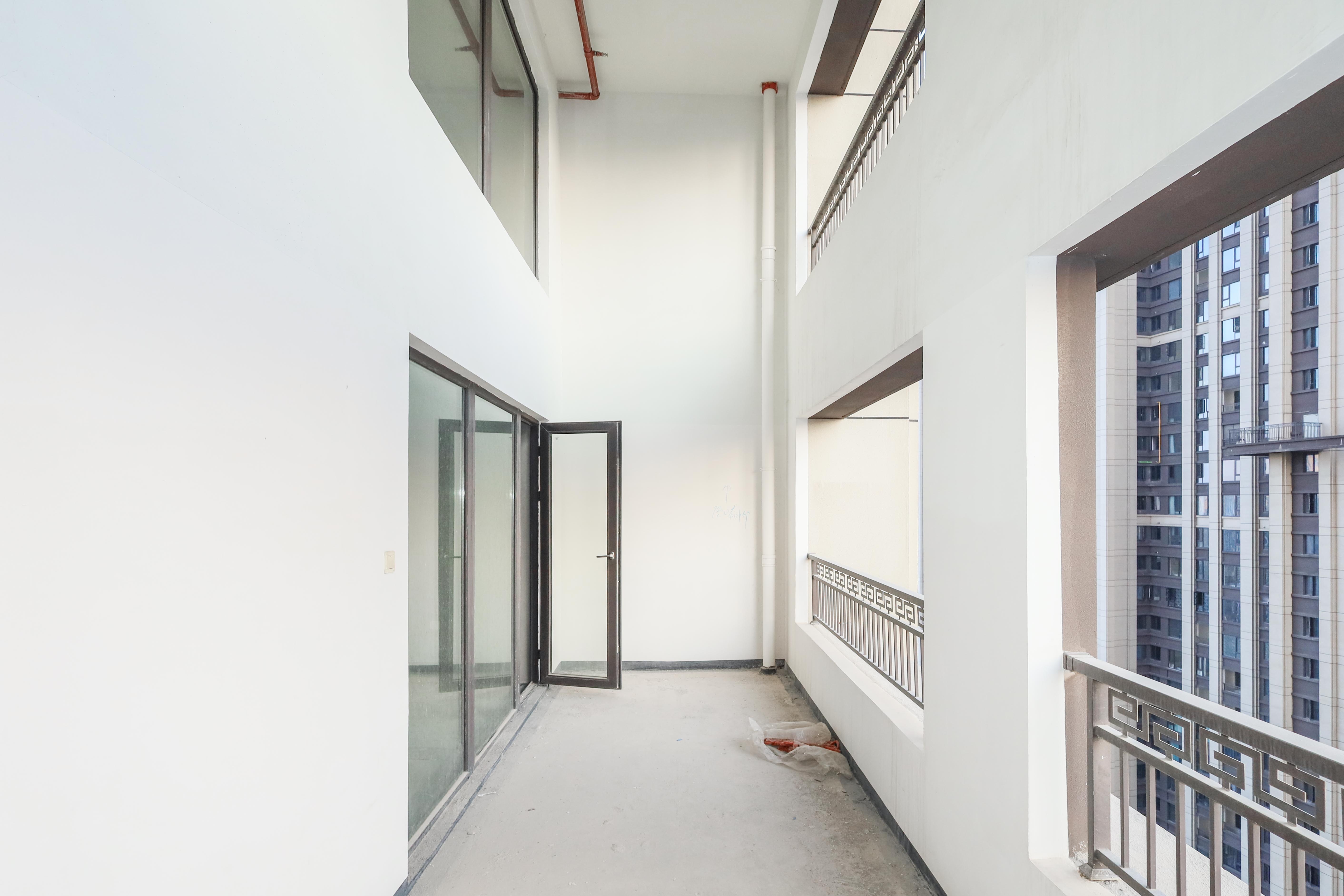 建发央著  4室2厅2卫   318.00万阳台