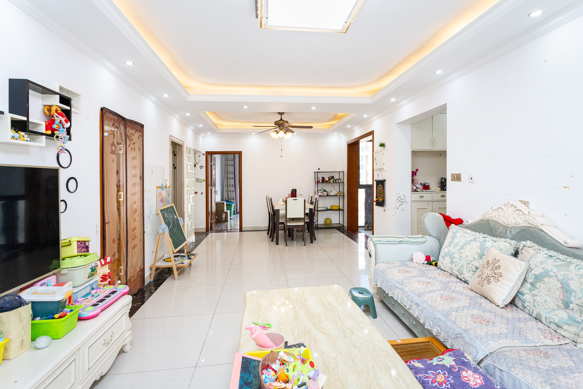 明发国际城  4室2厅2卫    90.0万 明发国际城  4室2厅2卫    90.0万客厅