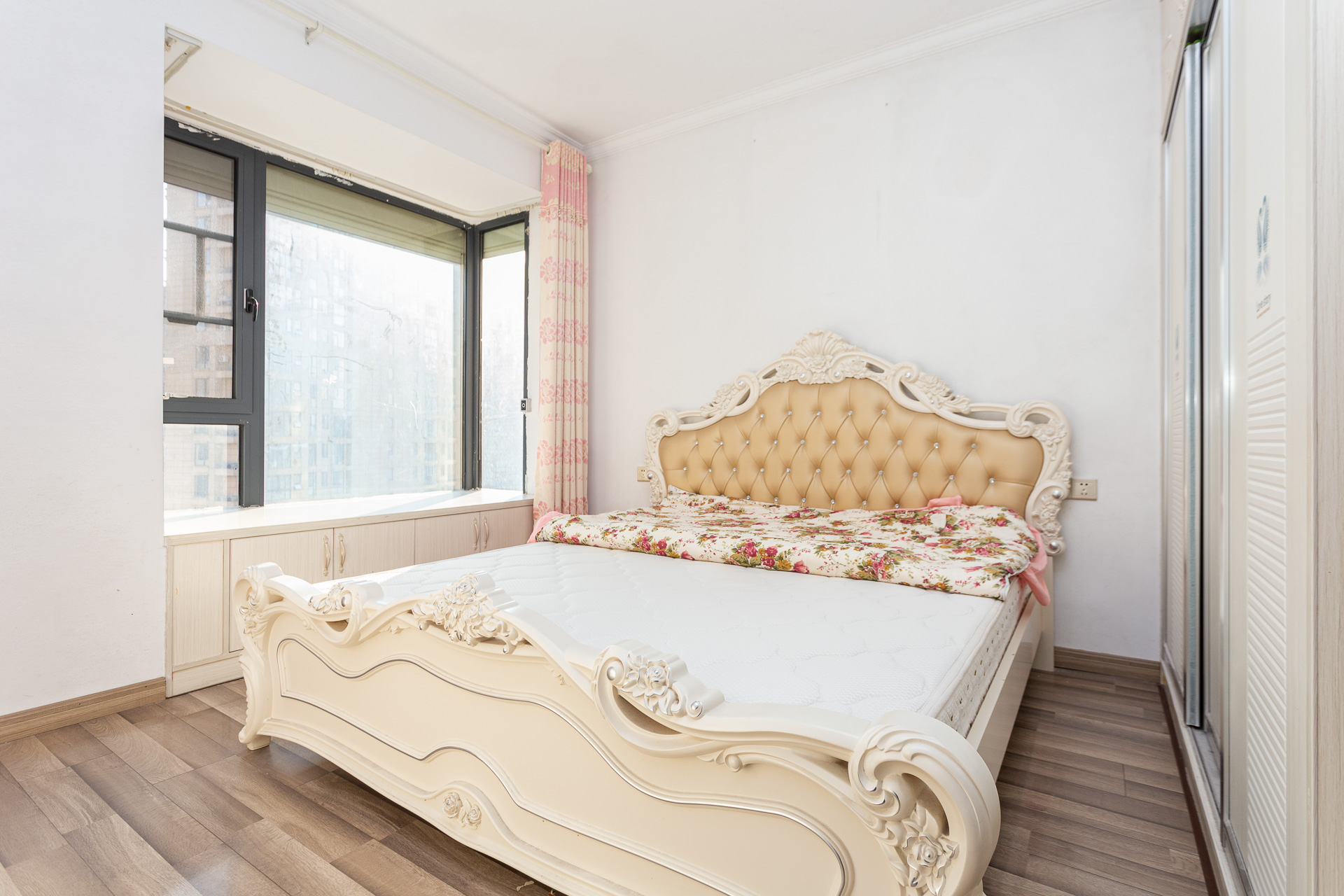 明发国际城  4室2厅2卫    90.0万 明发国际城  4室2厅2卫    90.0万卧室