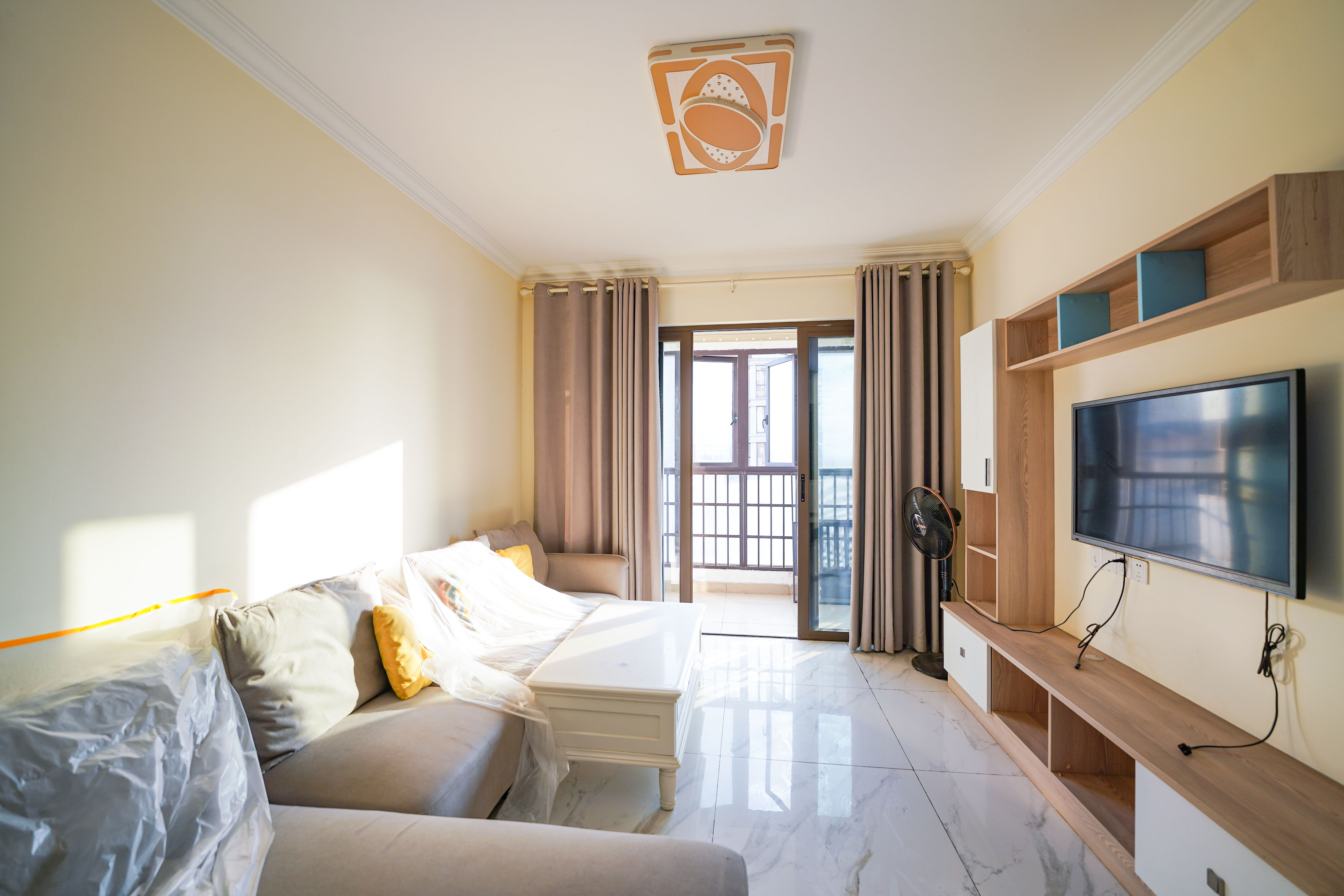 碧桂园公园壹号(凯怡茗苑) 3室2厅1卫 60.88万 碧桂园公园壹号(凯怡茗苑) 3室2厅1卫 60.88万客厅