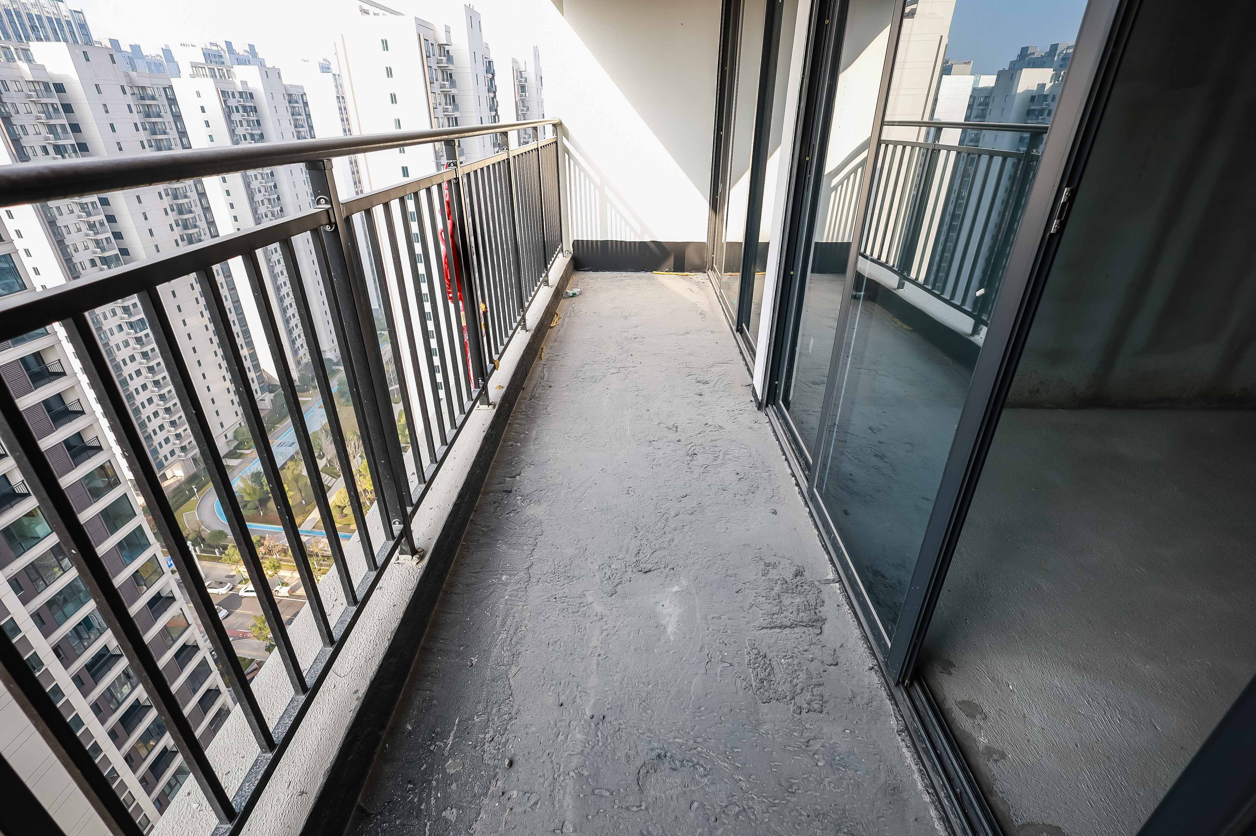 麓谷山湖郡  3室2厅1卫   135.80万阳台