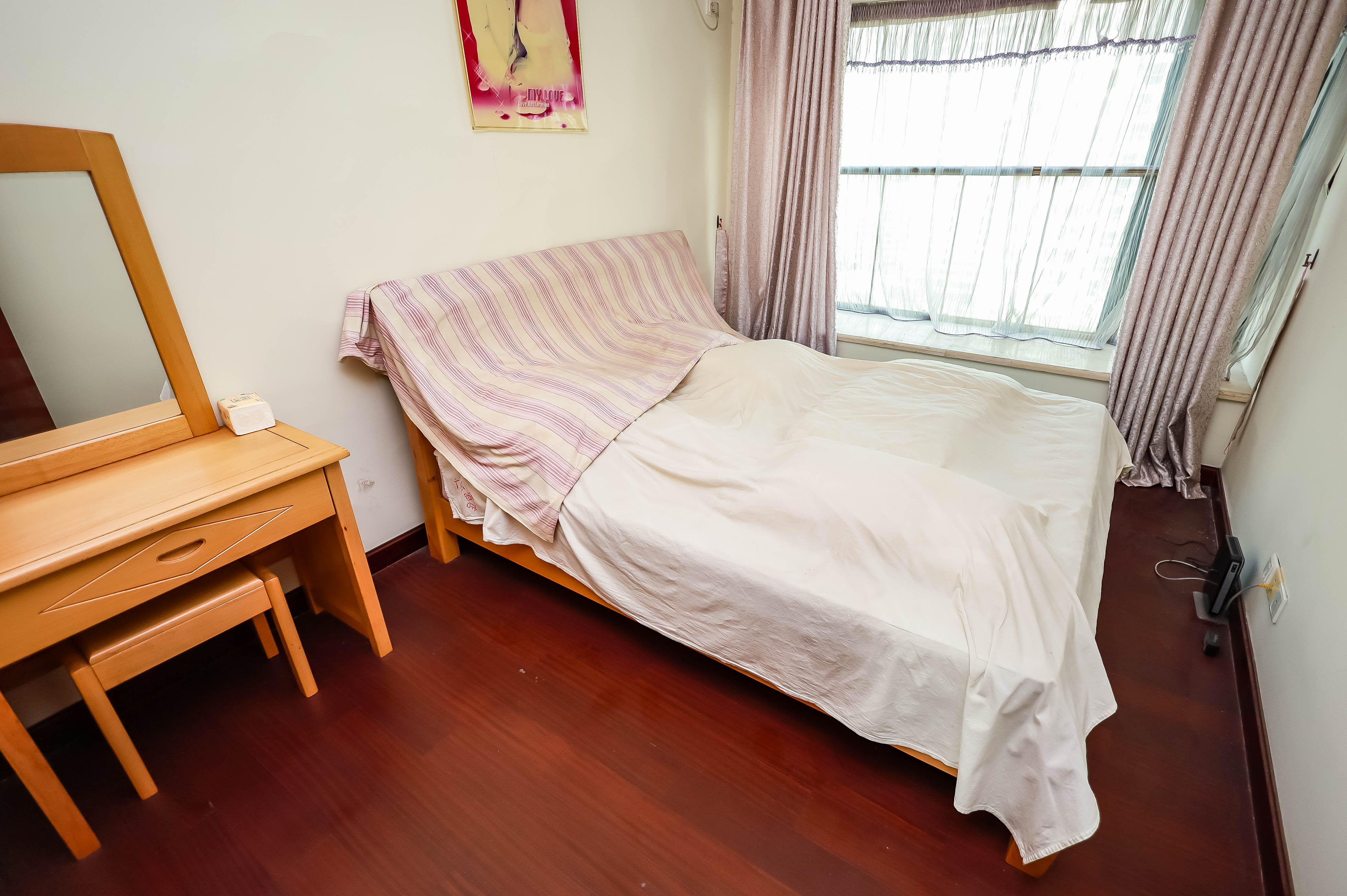 恒大华府  4室2厅2卫   260.00万卧室