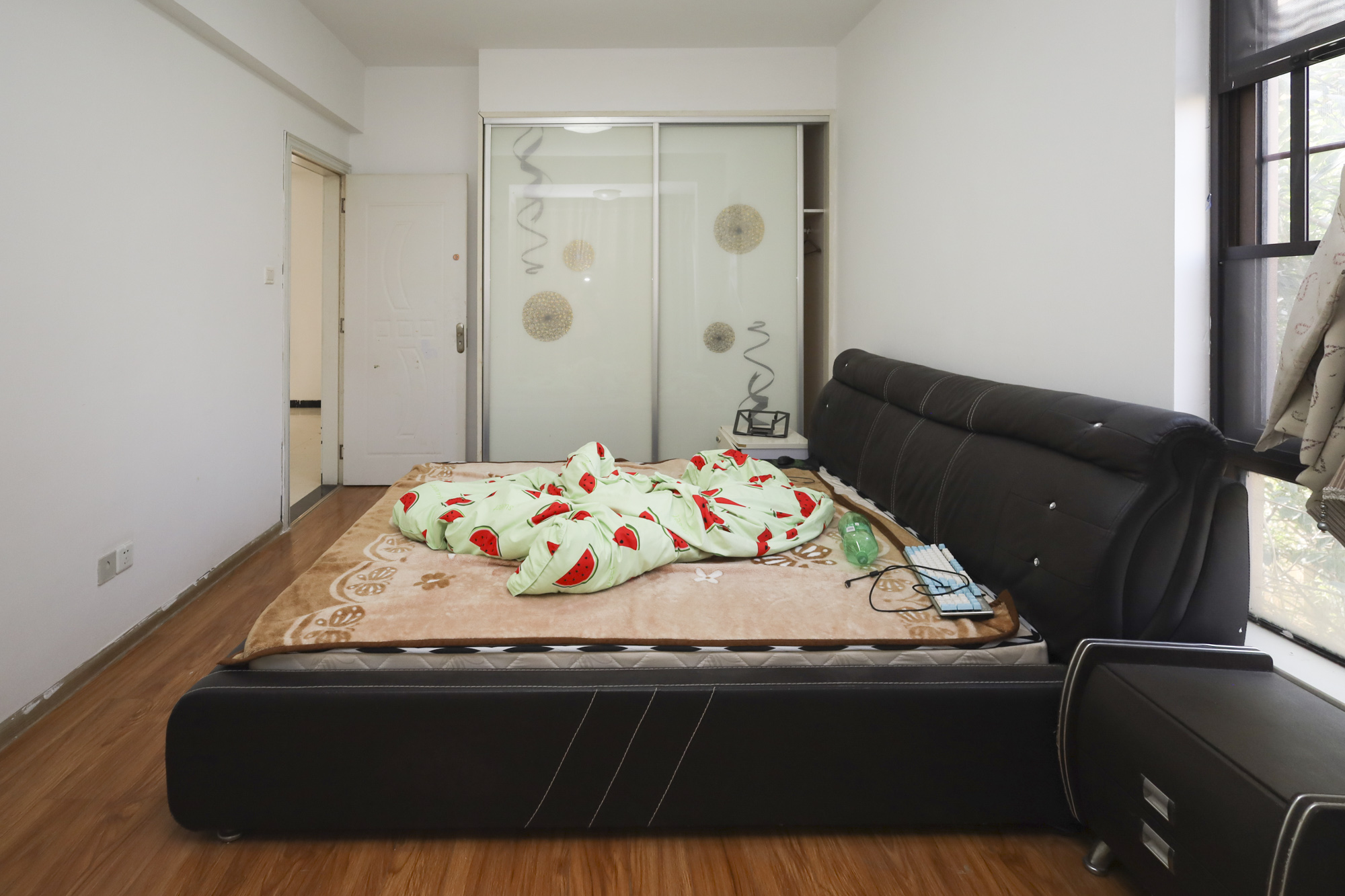 幸福考拉  3室2厅2卫   96.00万卧室