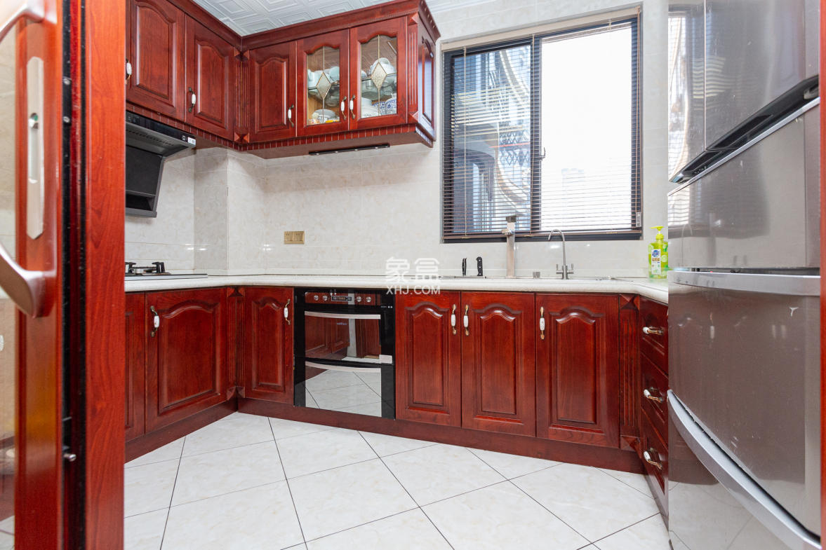 名家翡翠花园  3室2厅2卫    125.0万 名家翡翠花园  3室2厅2卫    125.0万厨房