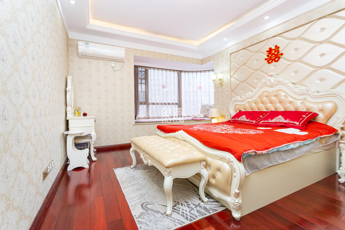 名家翡翠花园  3室2厅2卫    125.0万 名家翡翠花园  3室2厅2卫    125.0万卧室