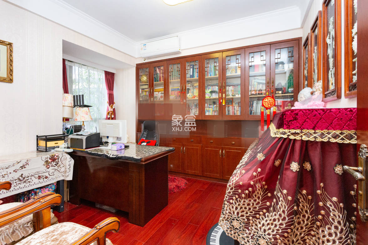 名家翡翠花园  3室2厅2卫    125.0万 名家翡翠花园  3室2厅2卫    125.0万卧室