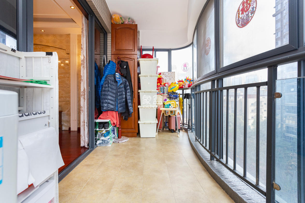 名家翡翠花园  3室2厅2卫    125.0万 名家翡翠花园  3室2厅2卫    125.0万阳台