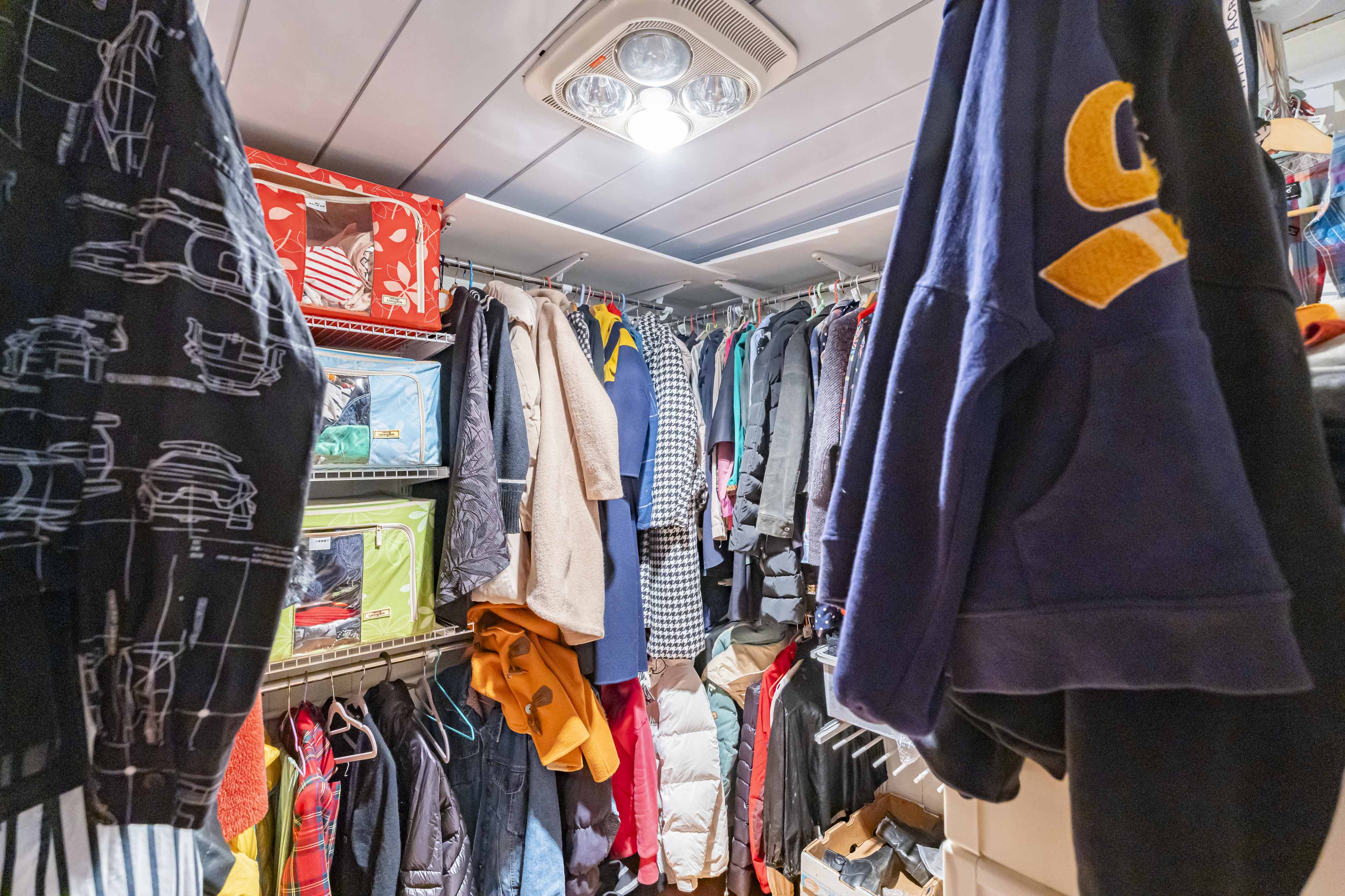 金帆小区  4室2厅2卫   85.00万卫生间
