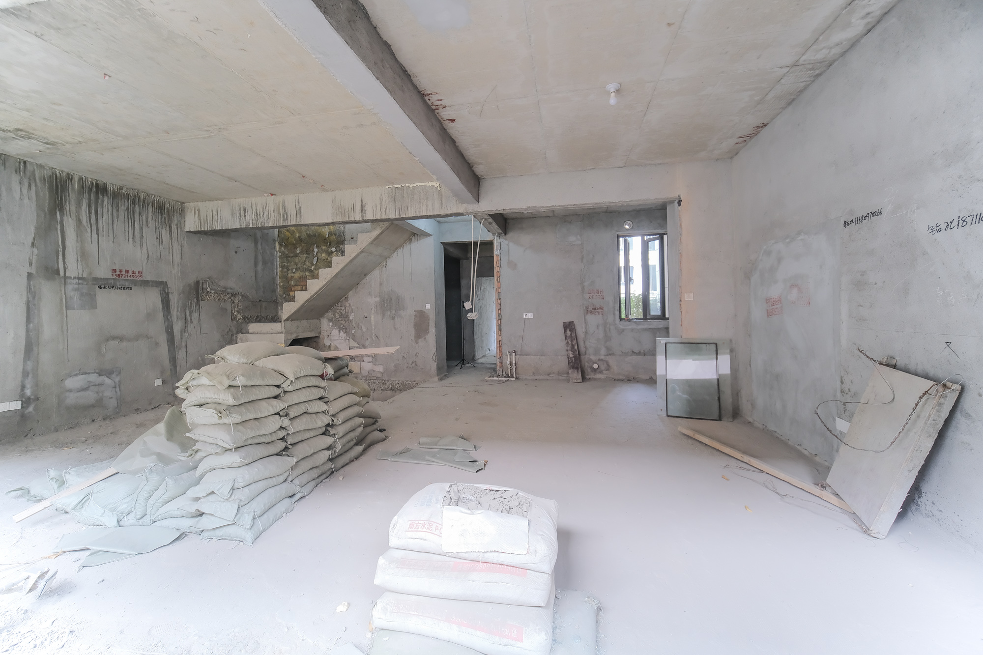 爱情公望府 5室2厅3卫 295.0万 爱情公望府 5室2厅3卫 295.0万客厅