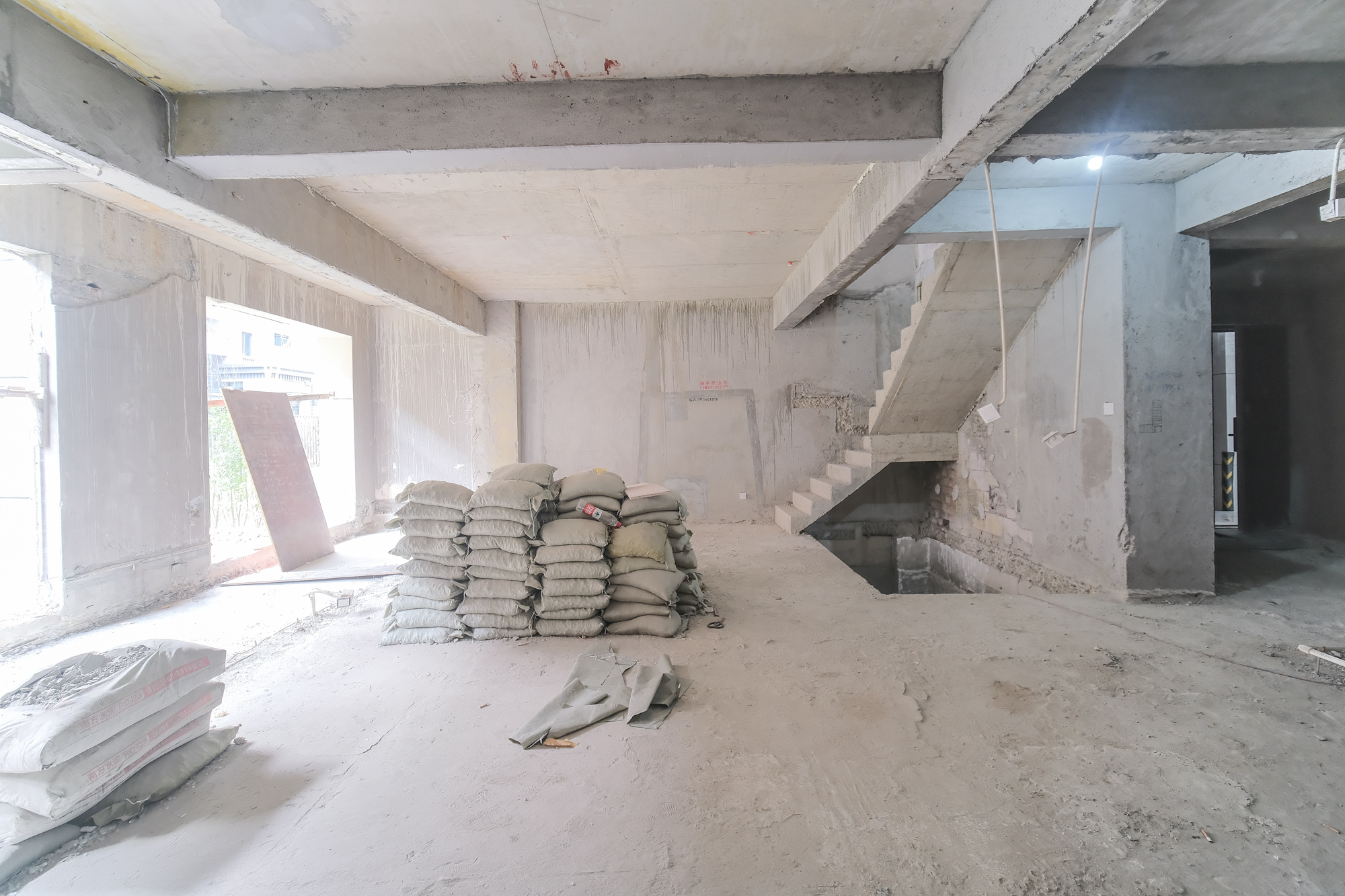 爱情公望府 5室2厅3卫 295.0万 爱情公望府 5室2厅3卫 295.0万客厅