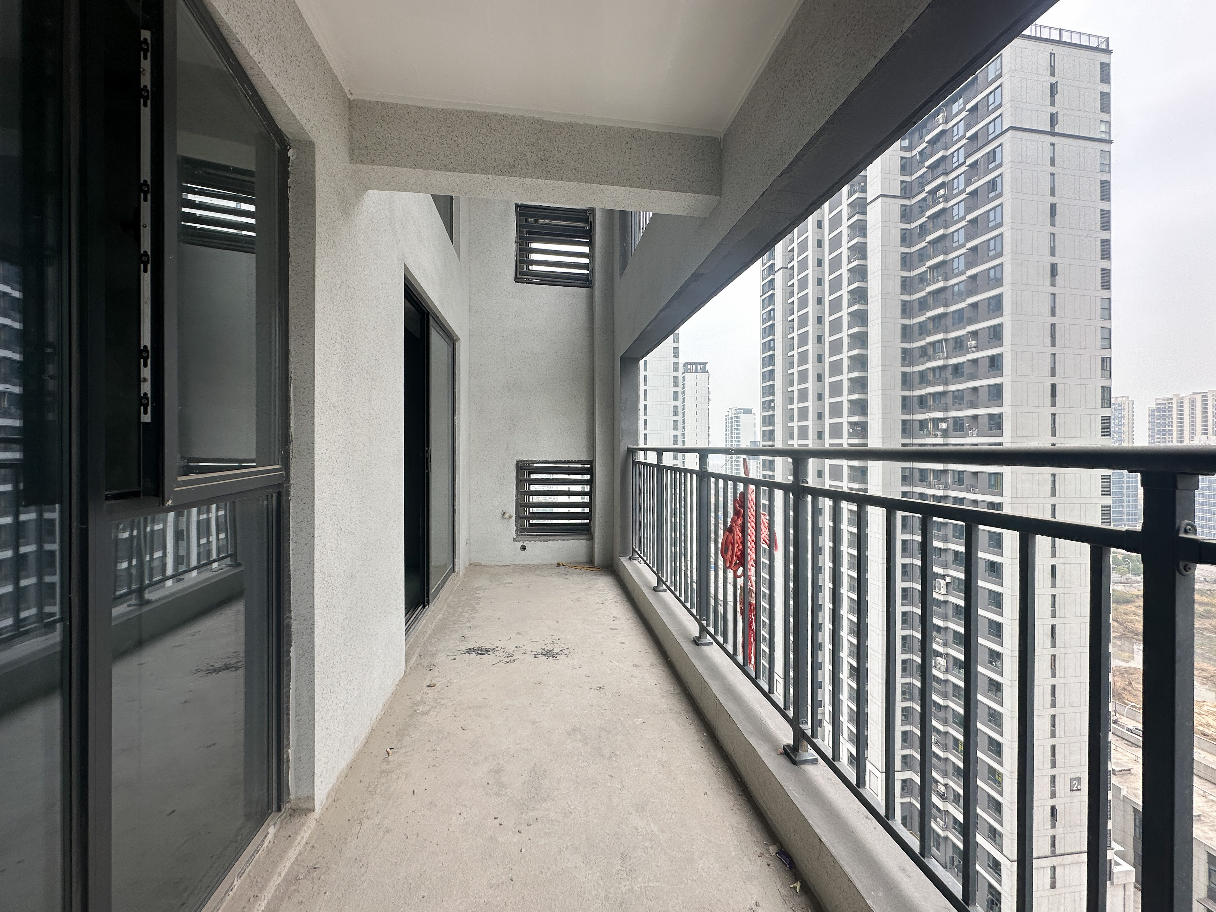 越秀湘江星汇城二期 4室2厅2卫 102.0万 越秀湘江星汇城二期 4室2厅2卫 102.0万阳台