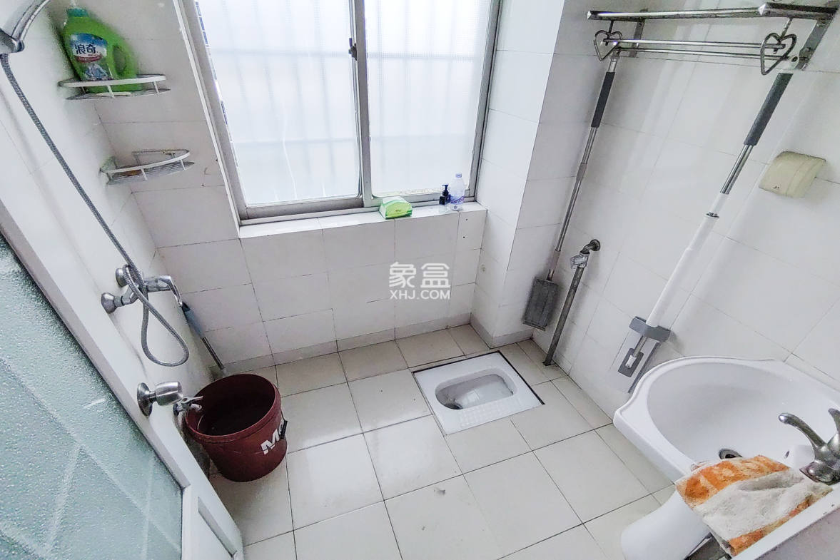 中南汽车世界  3室2厅2卫    39.8万 中南汽车世界  3室2厅2卫    39.8万卫生间