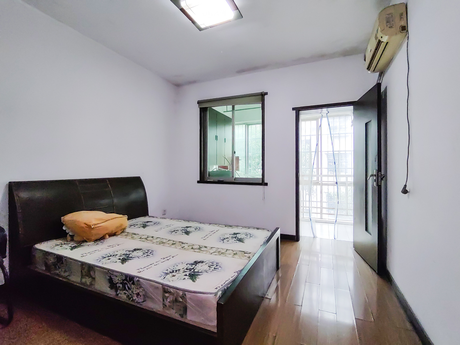 中南汽车世界  2室2厅1卫    28.0万 中南汽车世界  2室2厅1卫    28.0万卧室