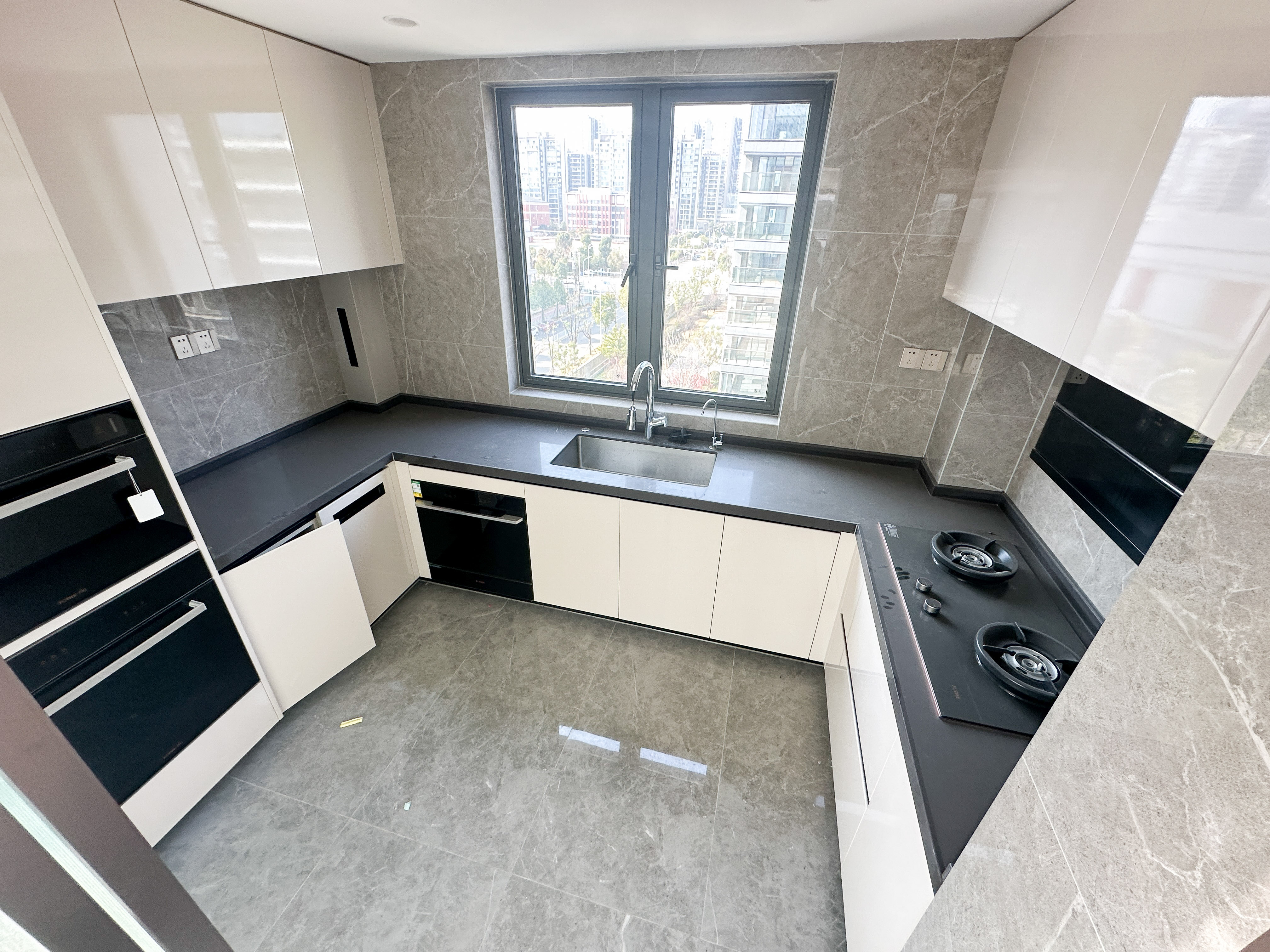 嘉臣道 4室2厅2卫 410.0万 嘉臣道 4室2厅2卫 410.0万厨房